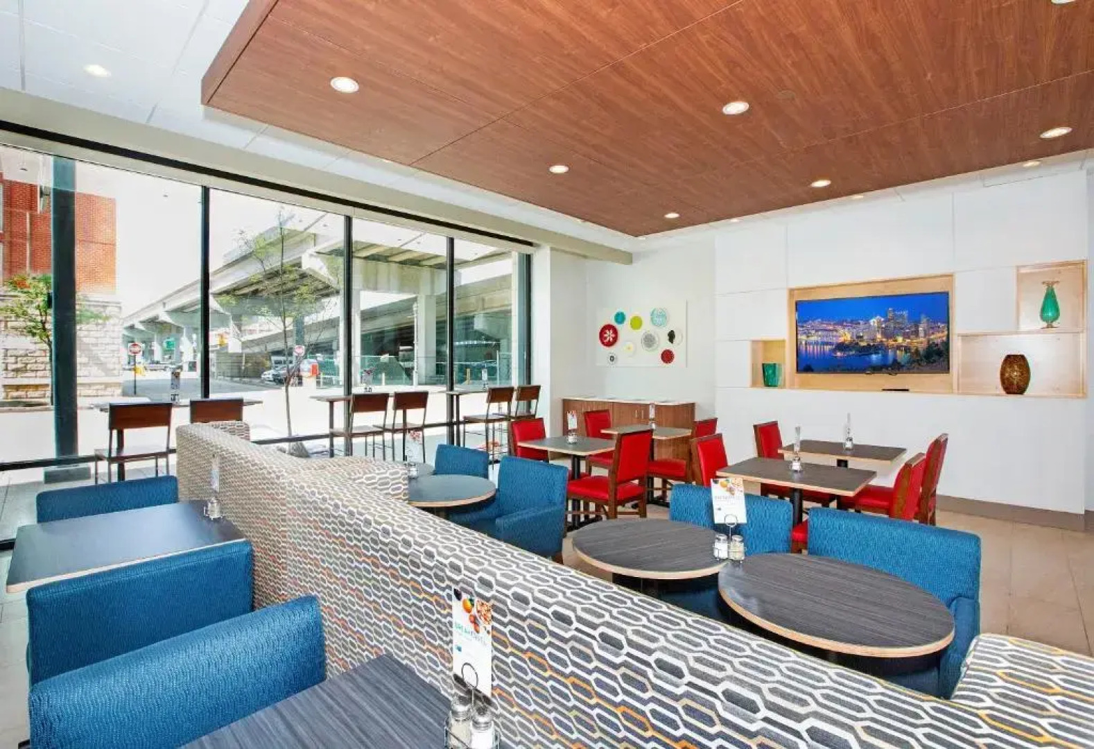 Holiday Inn Express & Suites Pittsburgh North Shore by IHG