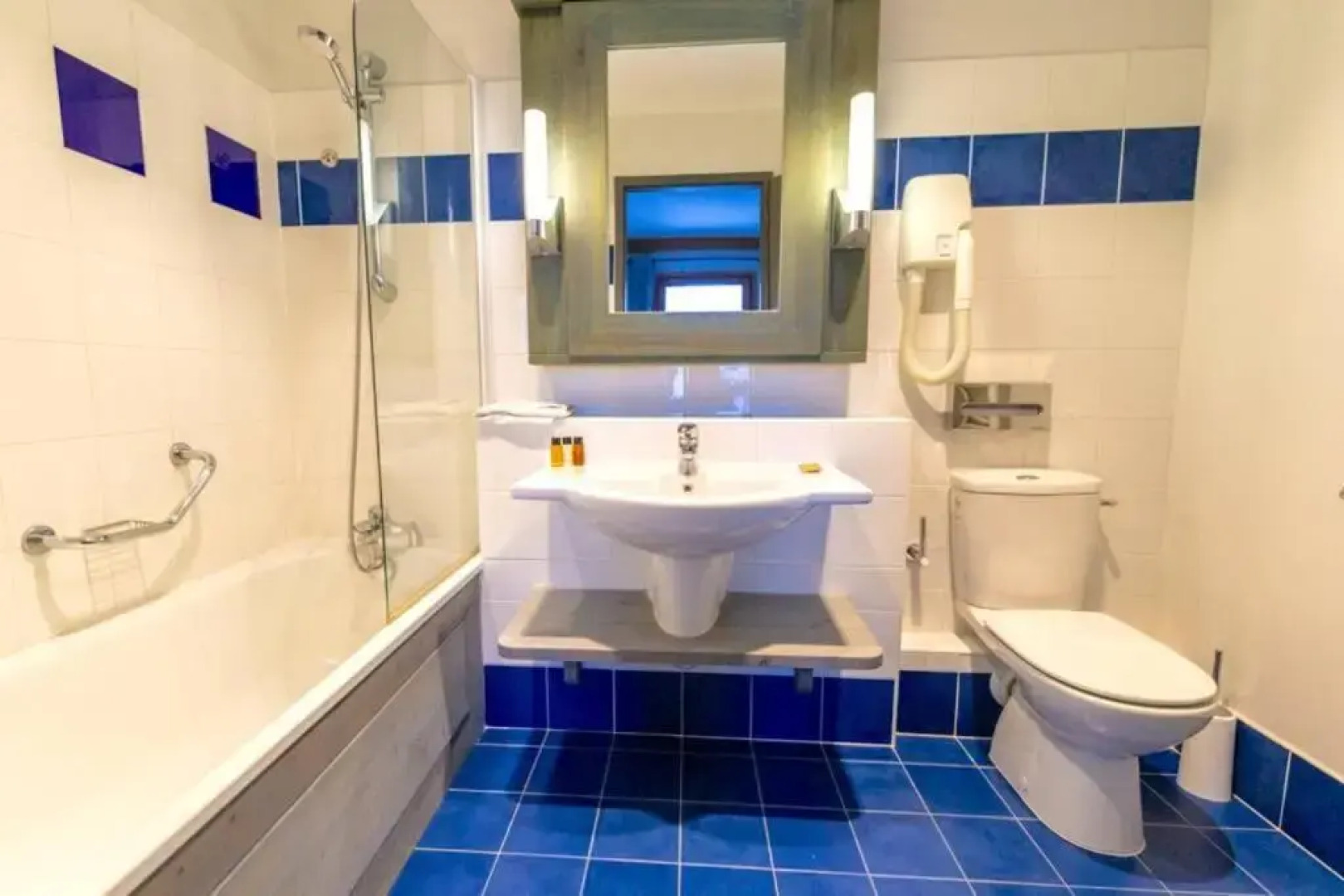 LE CRYTAL 1950 - ARC 1950 Luxury Renovated Premium Apartment - 2 Bedrooms