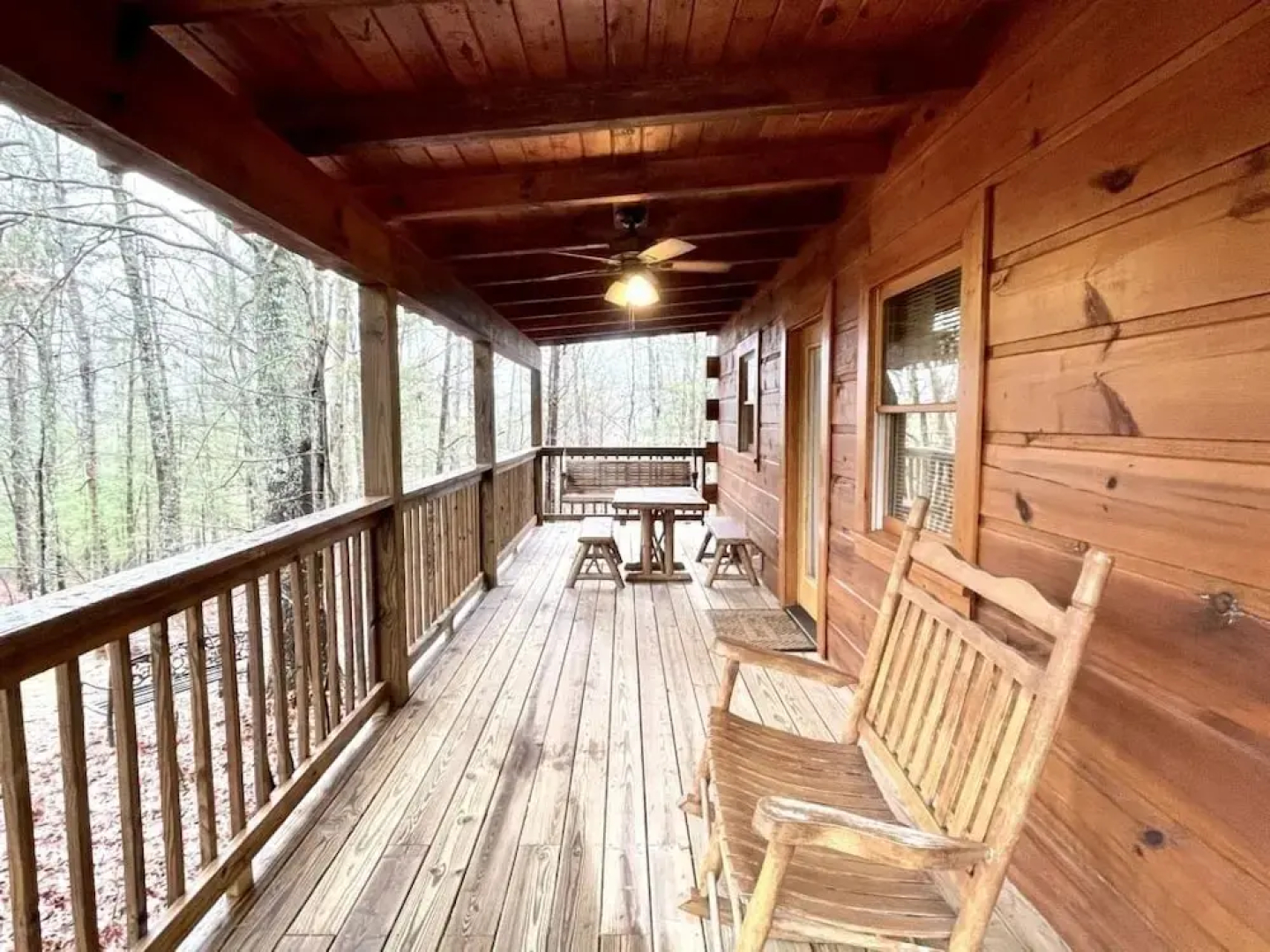 Romantic, pet friendly cabin with private hot tub, washer/dryer and full kitchen Studio Cabin by RedAwning