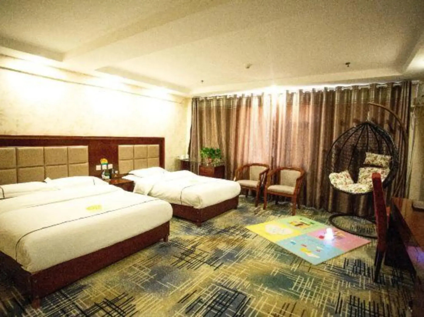 Baiyinquxinghongqiao Business Hotel