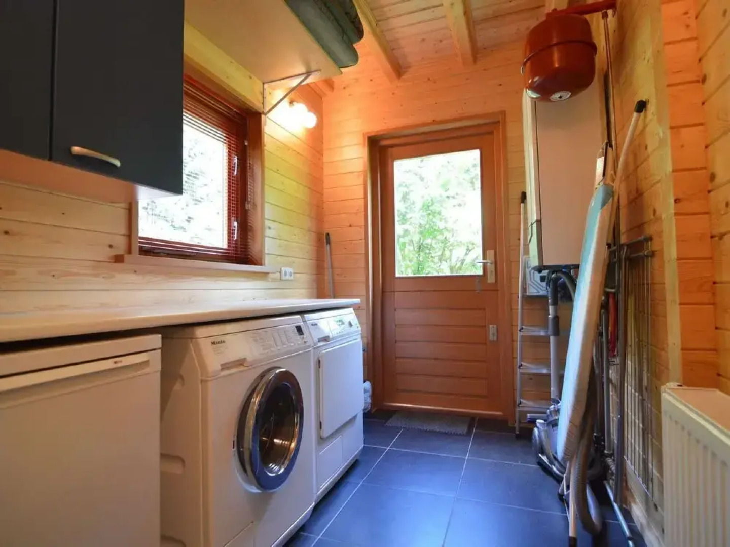 Beautiful wooden villa on a large private site on the Veluwe