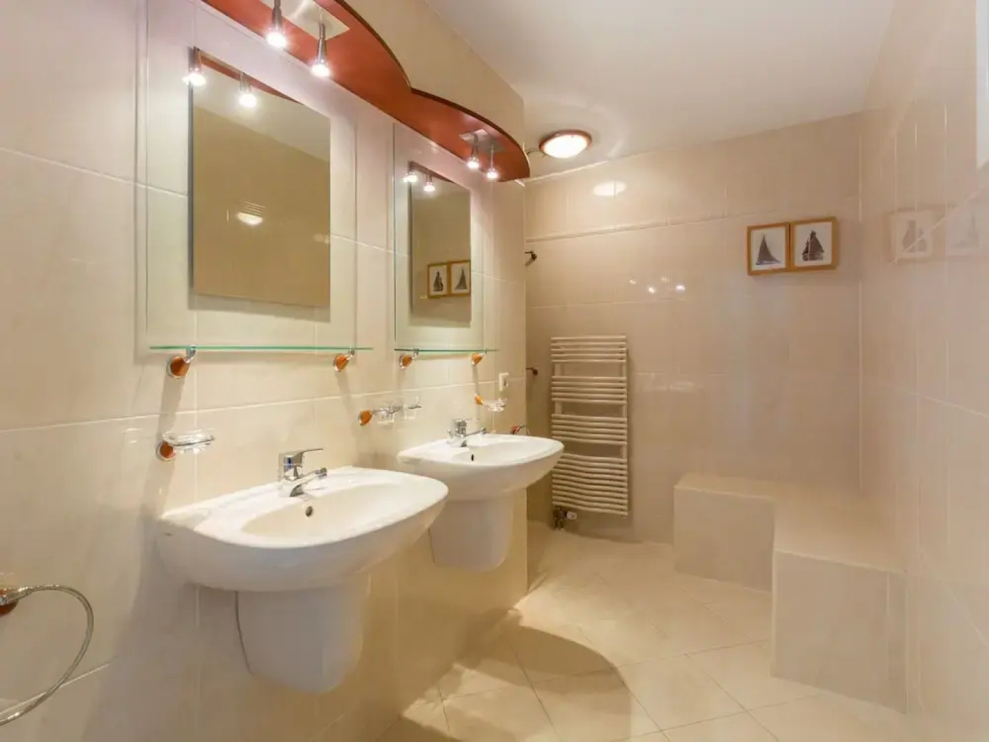 Very Spacious 6-person Apartment Located in the Centre of Ouddorp