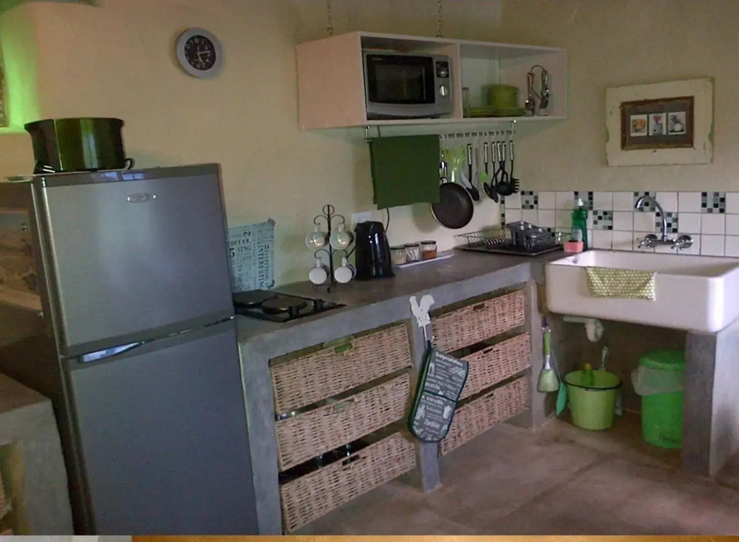 Die Hoenderhok And Die Plaashuisie