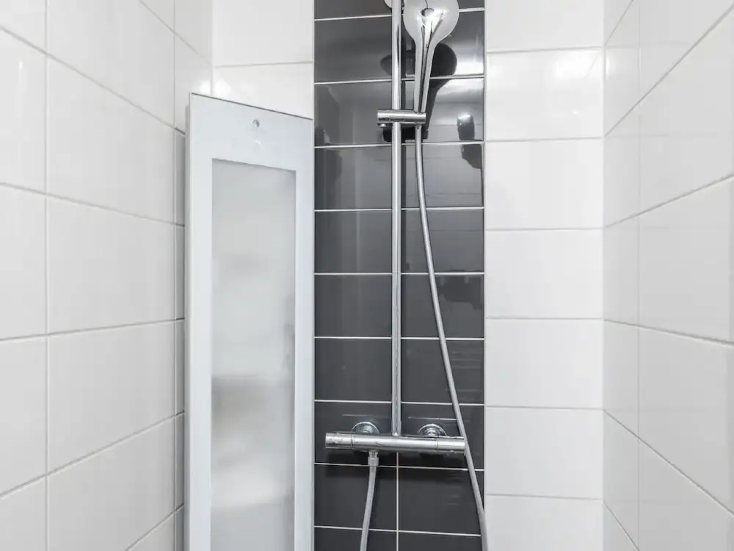 Luxurious Holidayhome With Whirlpool and Sunshower in Nature