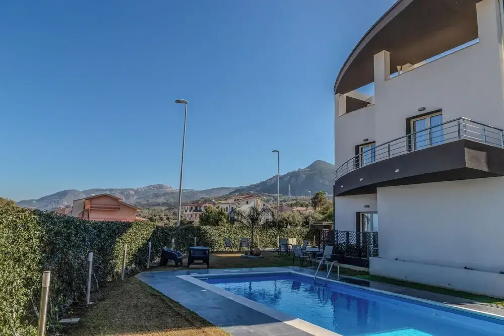 Residence con Piscina e Giardino