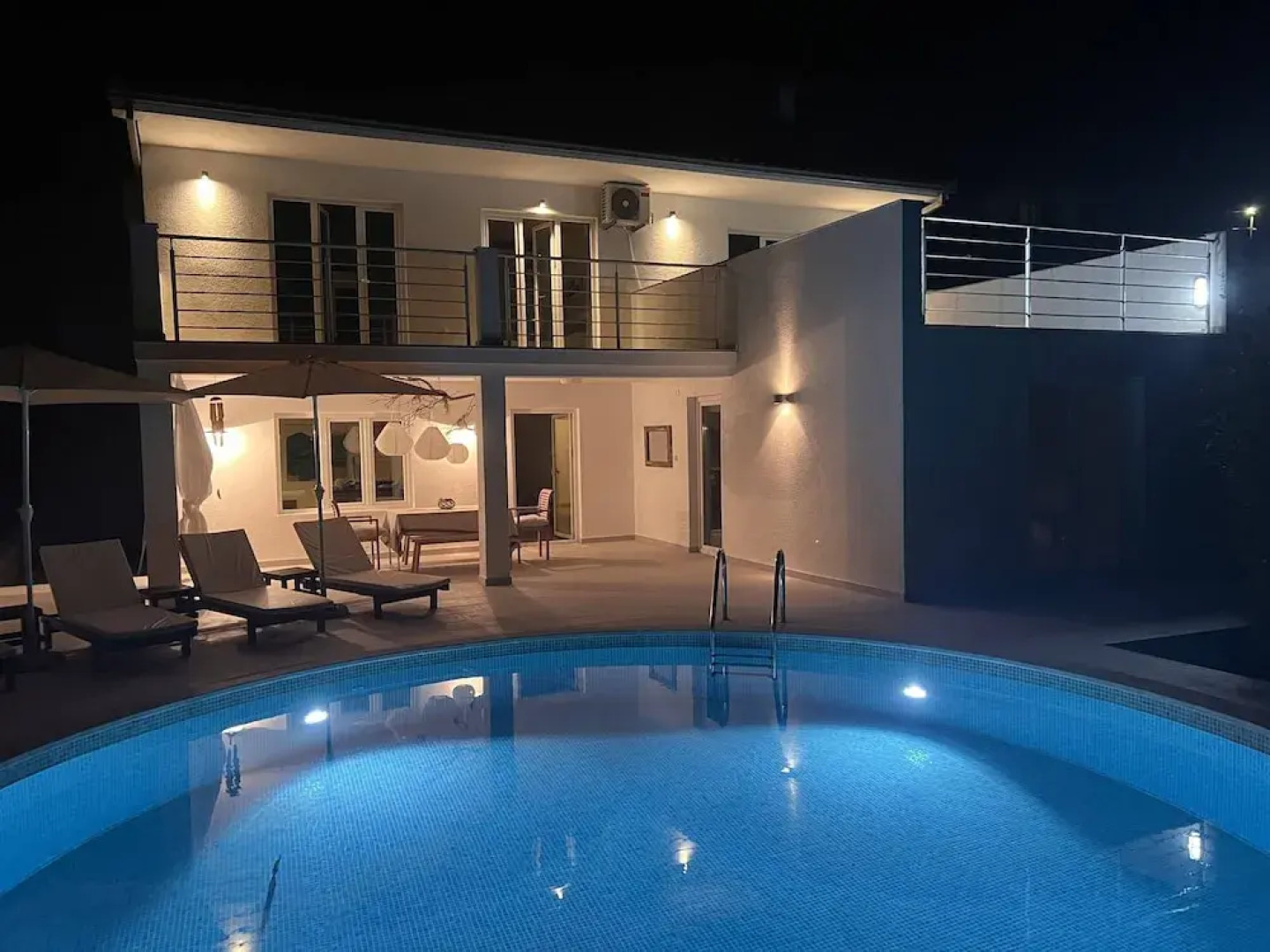 Remarkable 4-bed Villa in Denovici