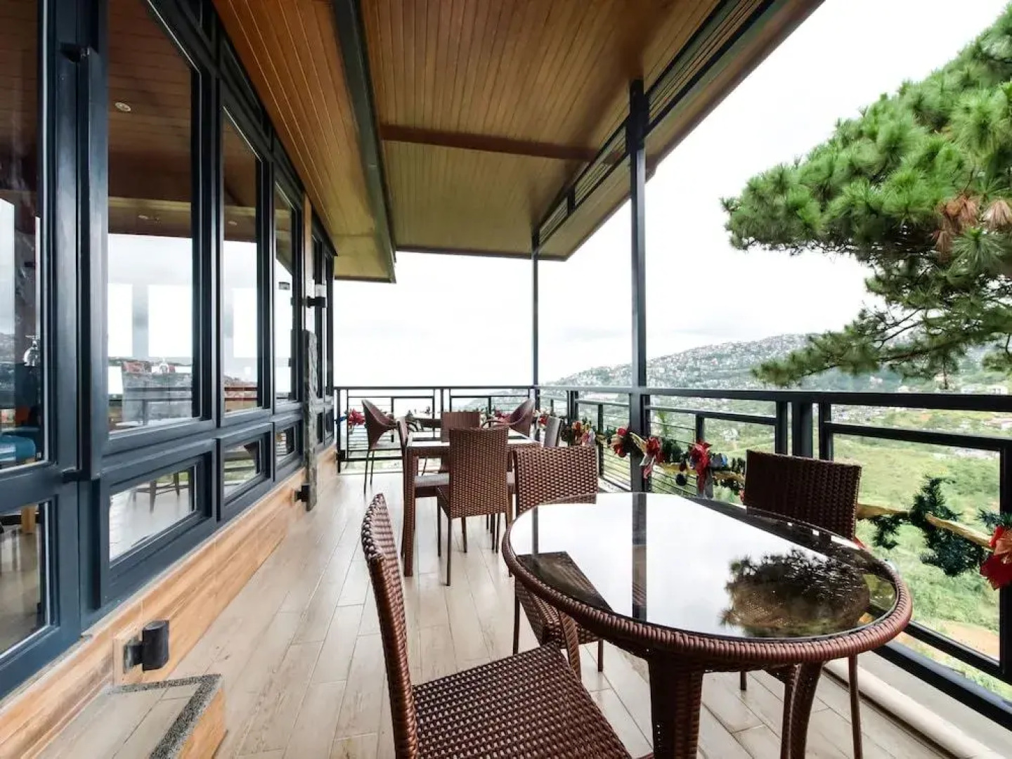 Vaccinated Staff - Capital O 492 Sunset View Ridge Residences