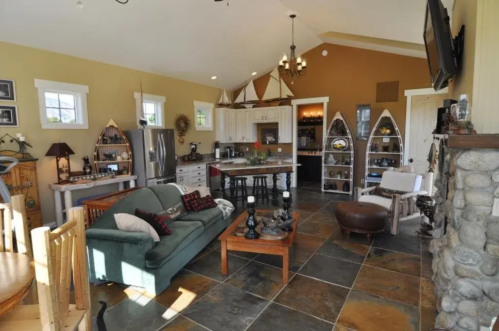 Lake's Edge Tuscan Lodge