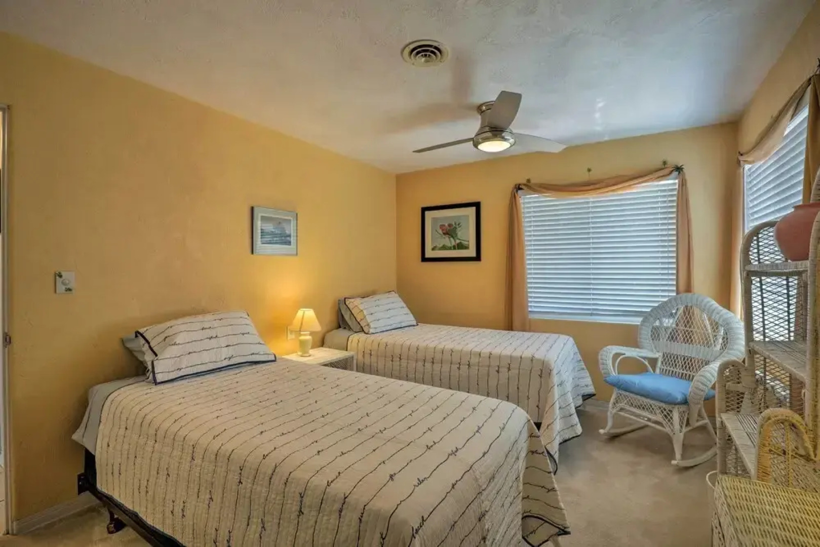 Ormond Beach Home: Screened Porch, Walk to Beach!