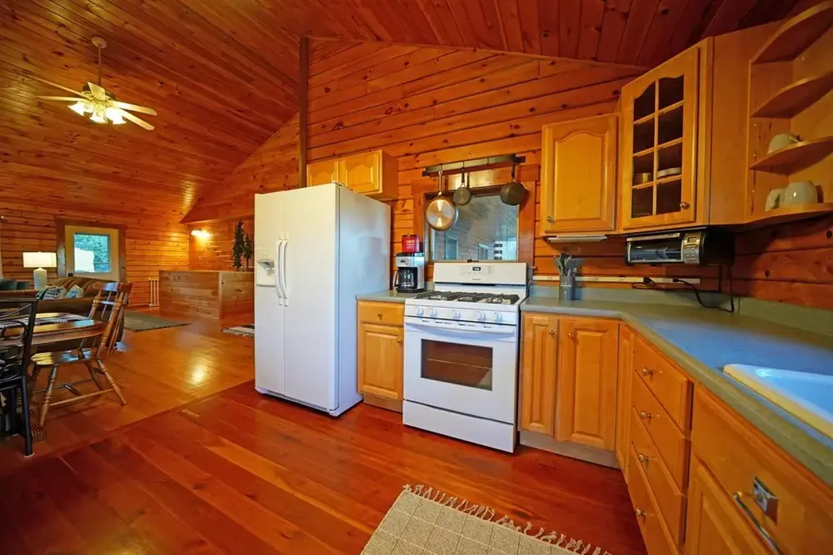 Lazy Bear Lodge ~ Mountain Views ~ Pool Table