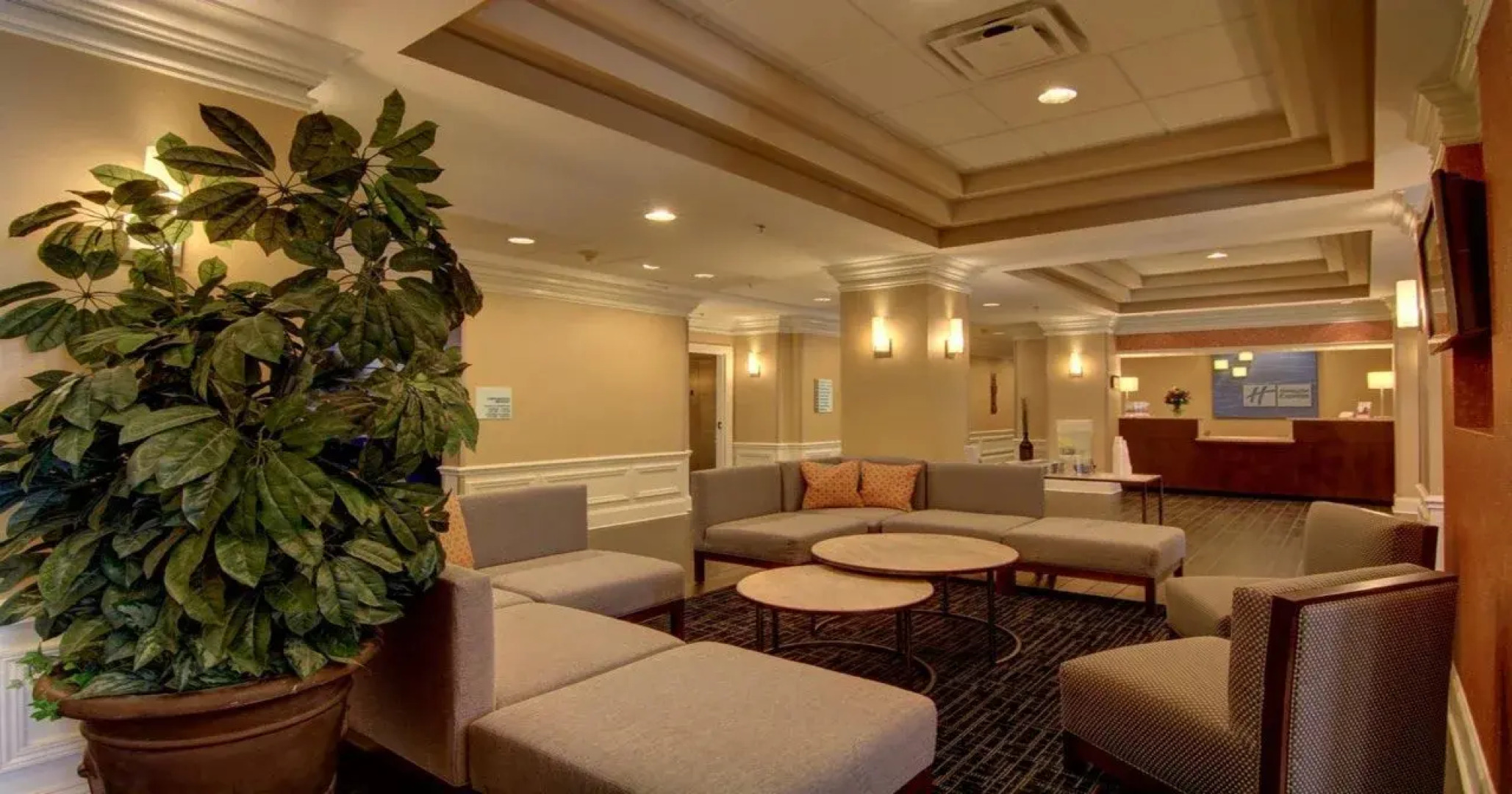 Holiday Inn Express & Suites Alpharetta - Windward Parkway by IHG