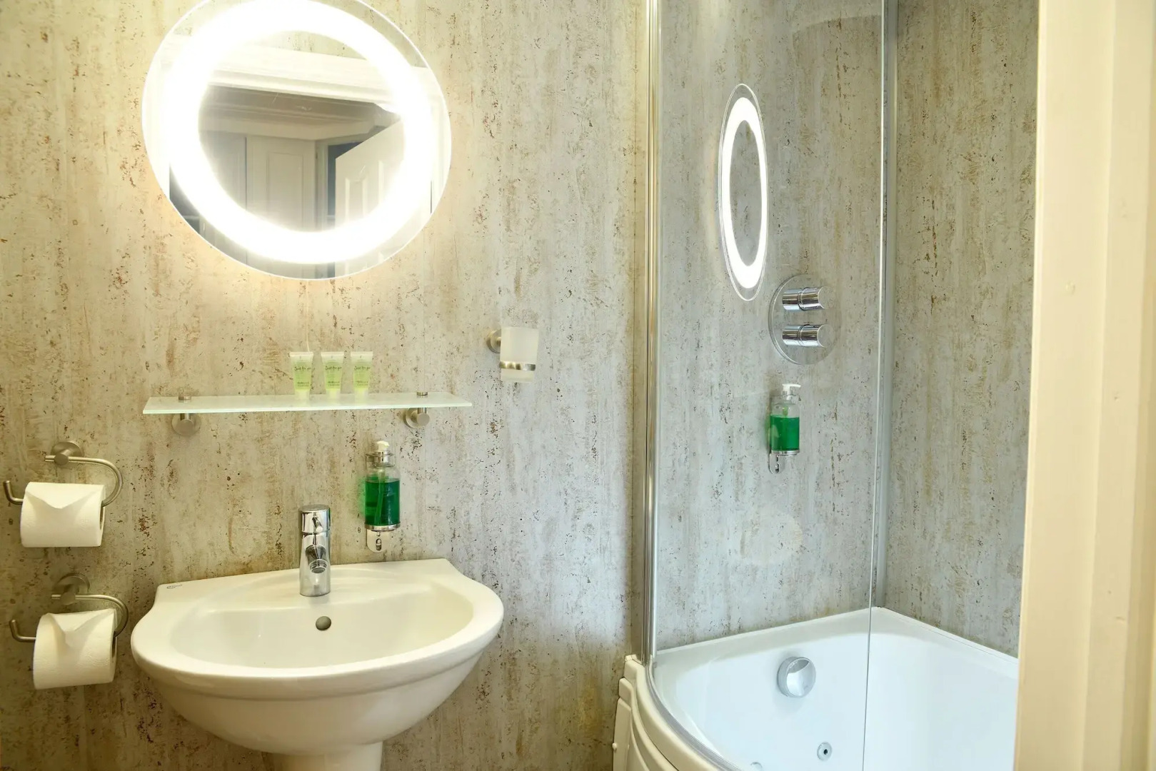 The Knighton Apartment by Paymán Club