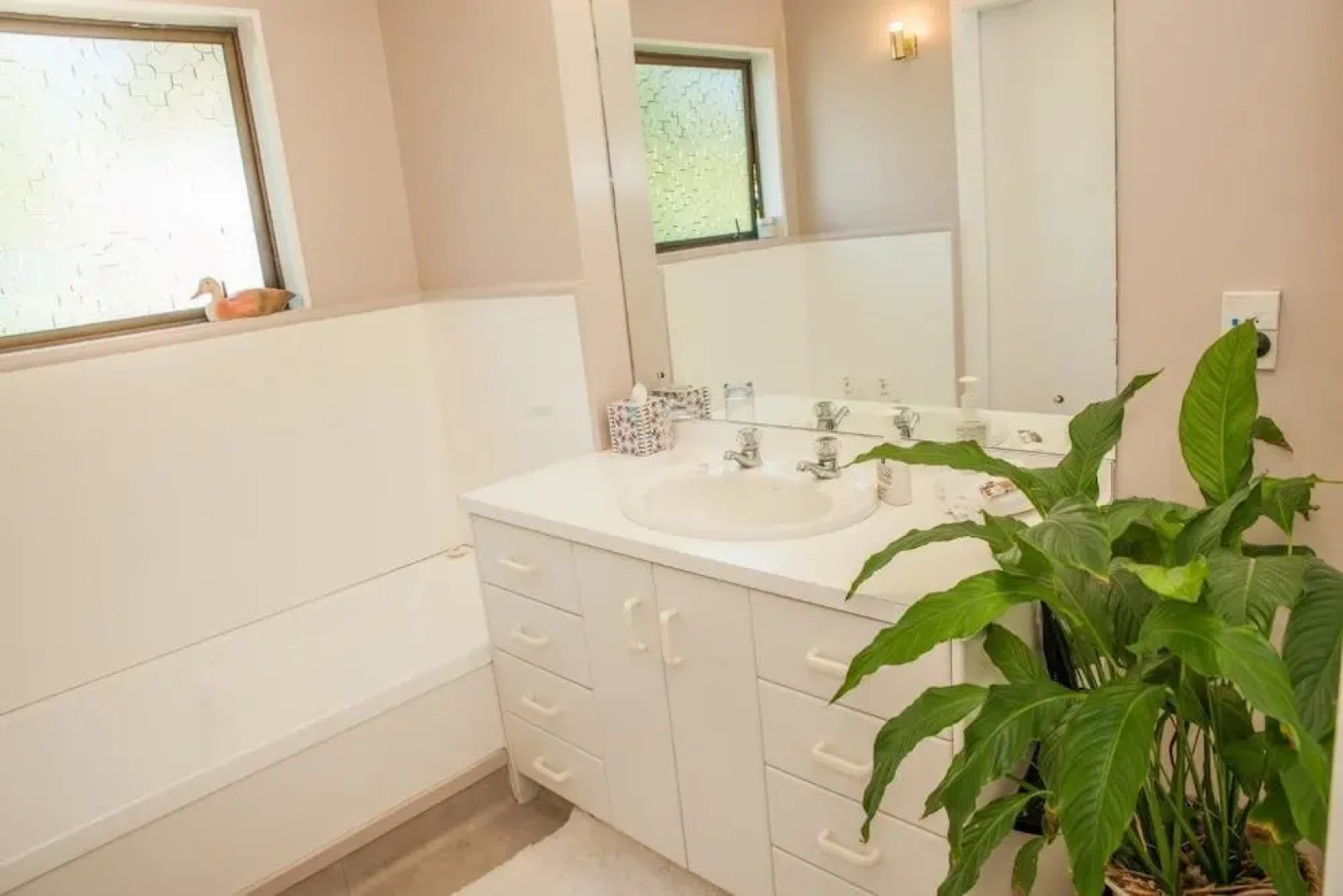 Abundante B&B on 8 Marlowe