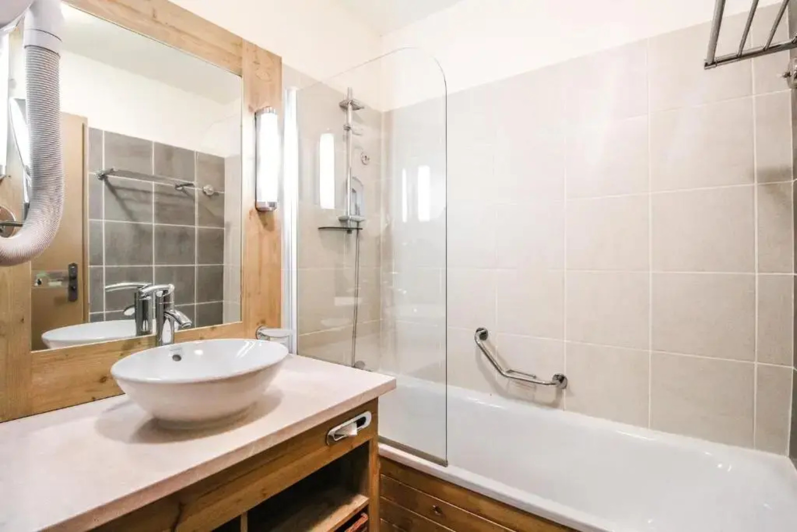 Charming 6th-floor 2-bedroom apartment with fireplace