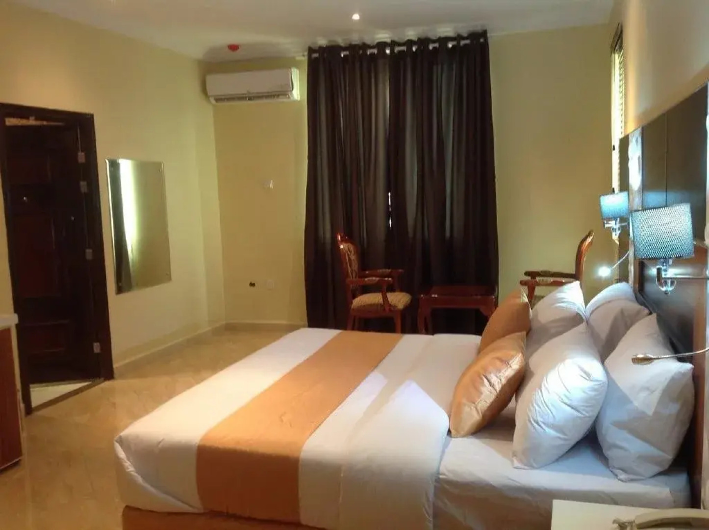 De Meros Hotel and Suites