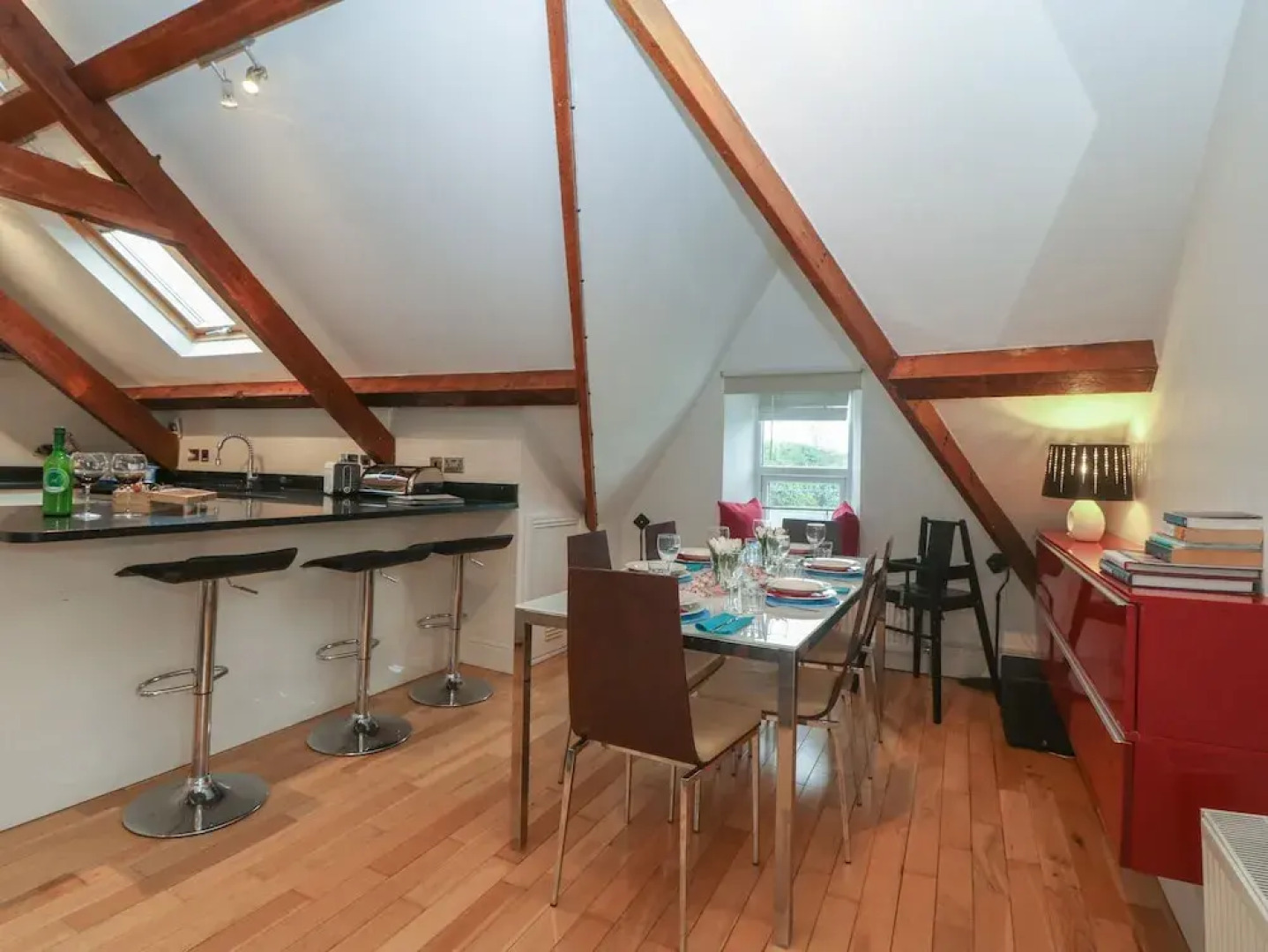 Apartment 2, Gorwel Glas