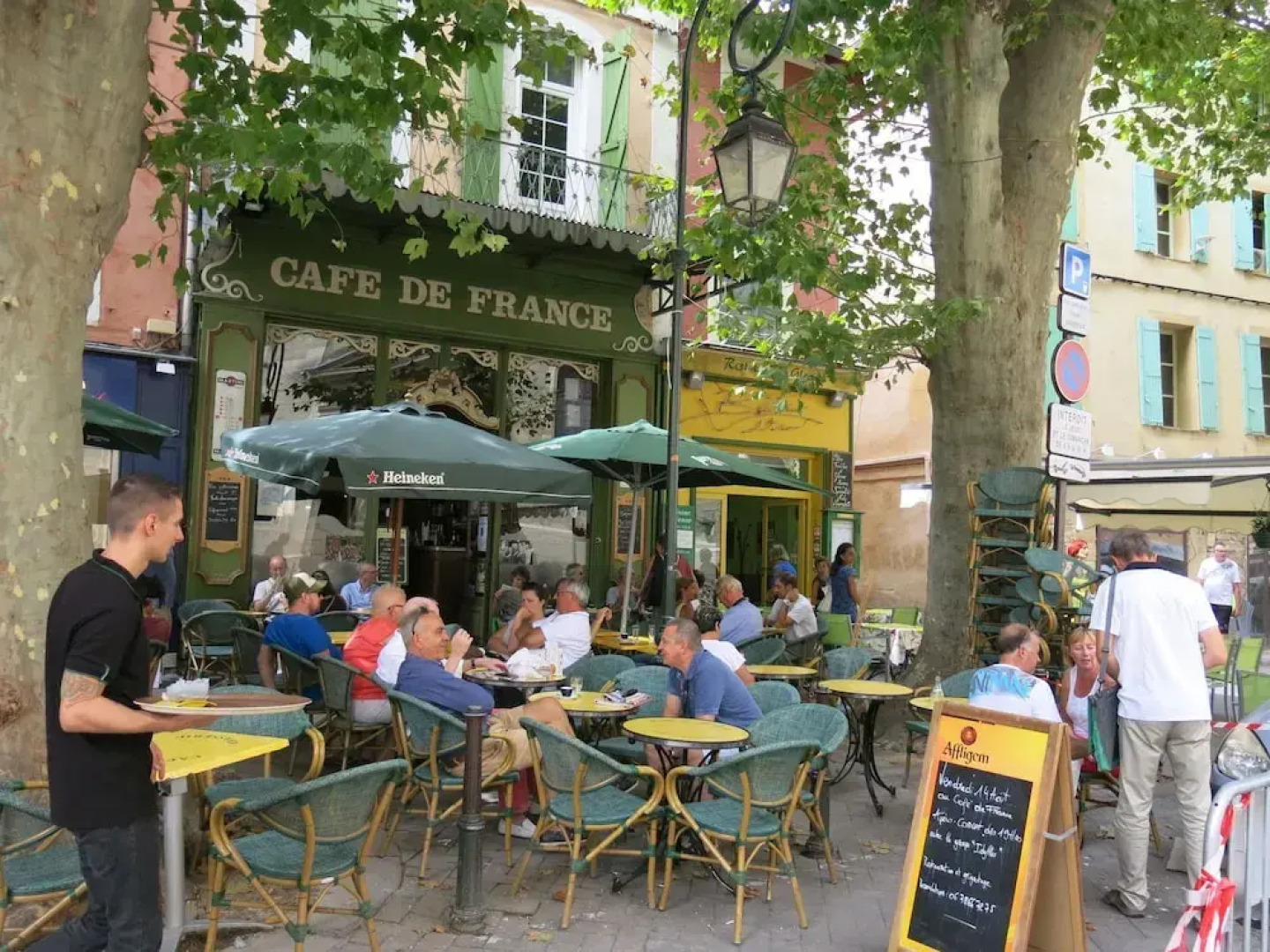 Modern Villa in Saumane-de-Vaucluse with Swimming Pool