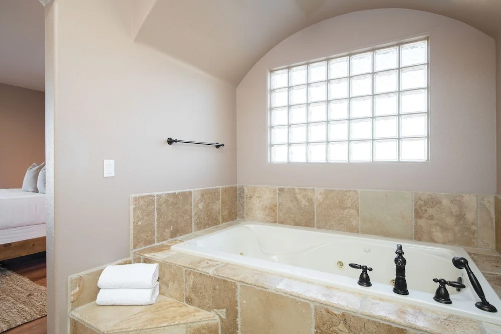 Desert Stone by Avantstay Contemporary Desert Oasis With Pool & Hot Tub