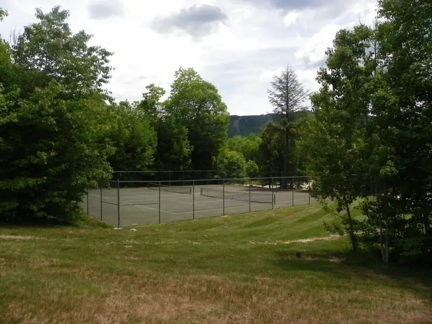 A Charming Private Home Rental, Beautifully Landscaped and Located in Forest Ridge, Lincoln, NH - Fr42l