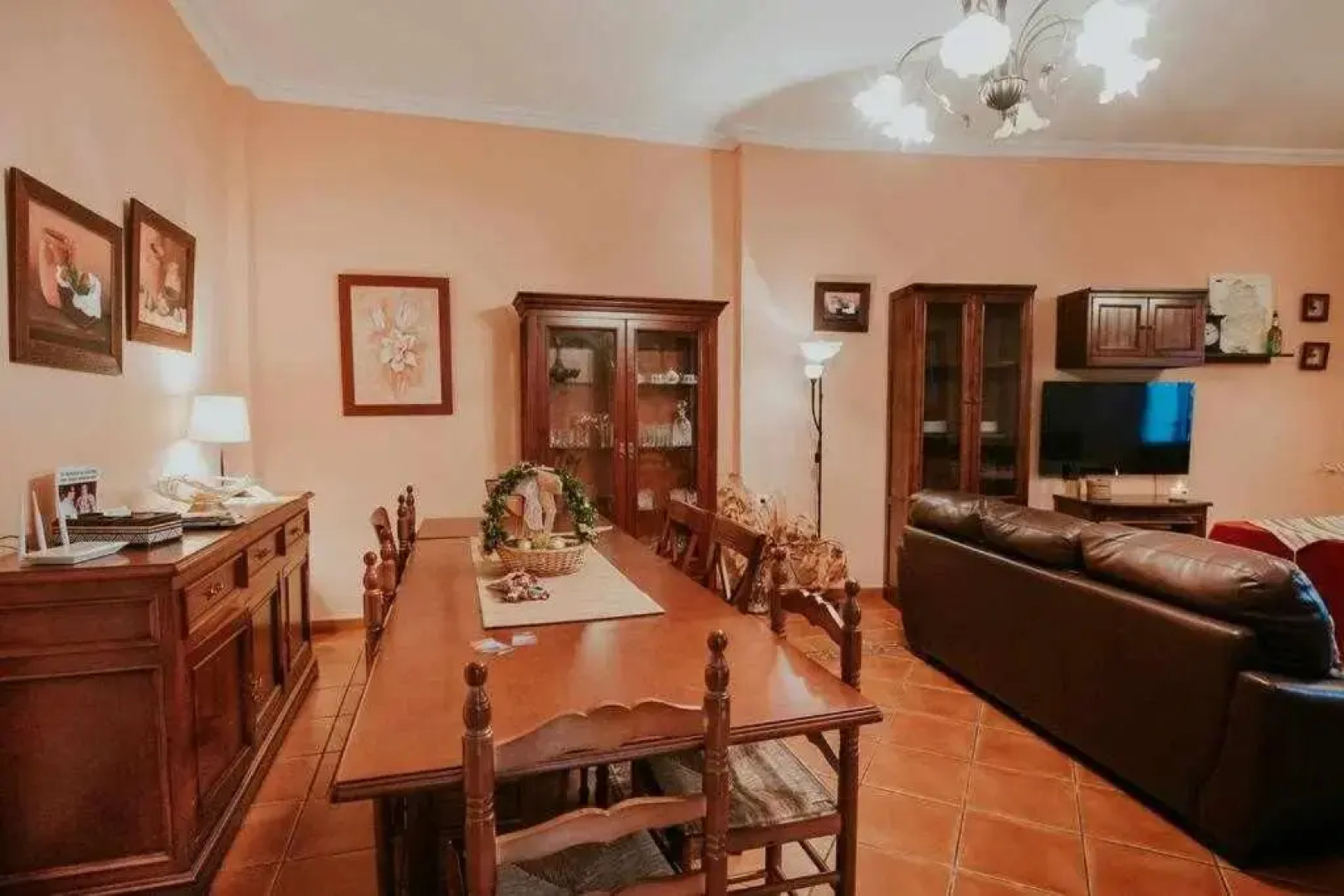 Casa con jacuzzi, sauna, bodeguita rociera y chimenea, de lujo