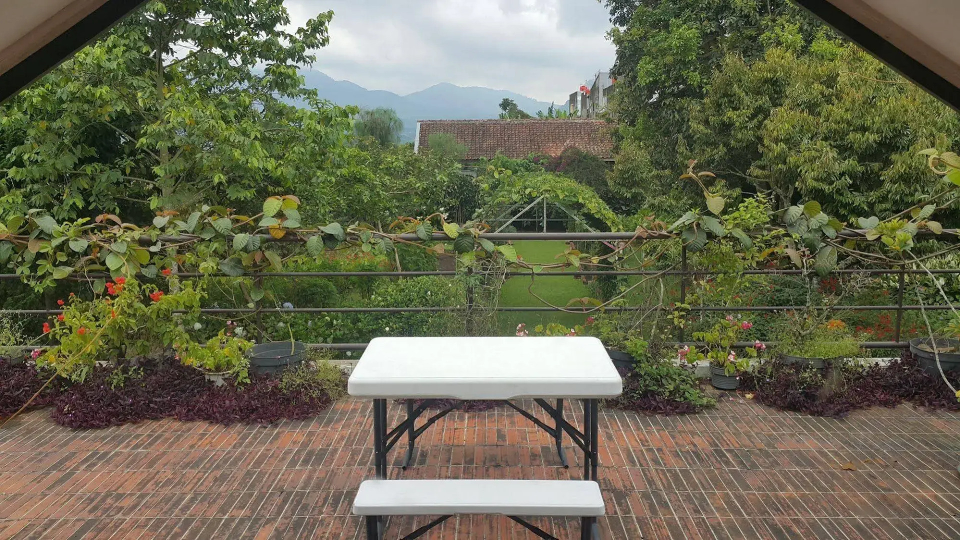 Vila Bunga Merah Gelatik