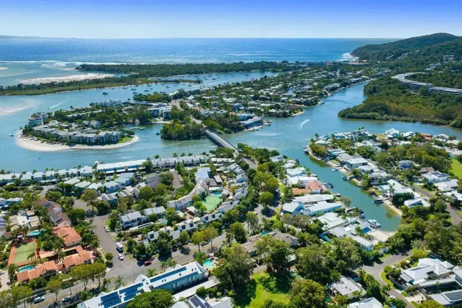 Stylish Townhouse, private courtyard walk to beach