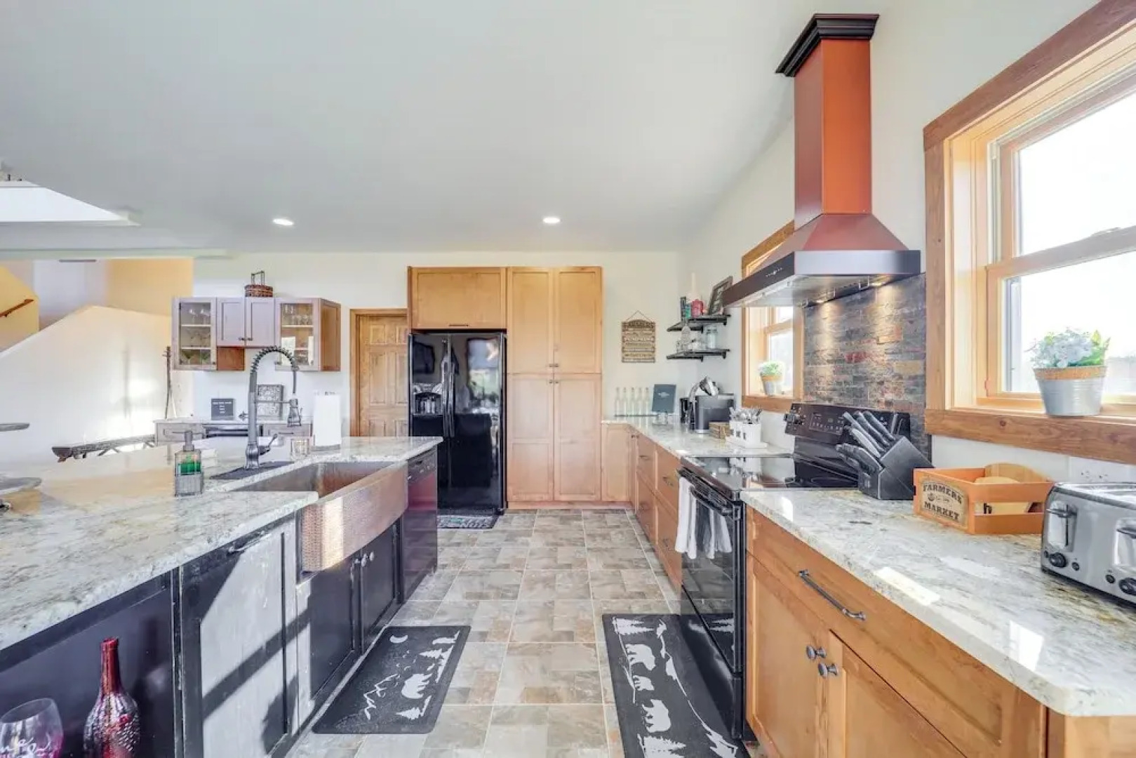 Mountain-view Deck: Group Getaway in Fleetwood