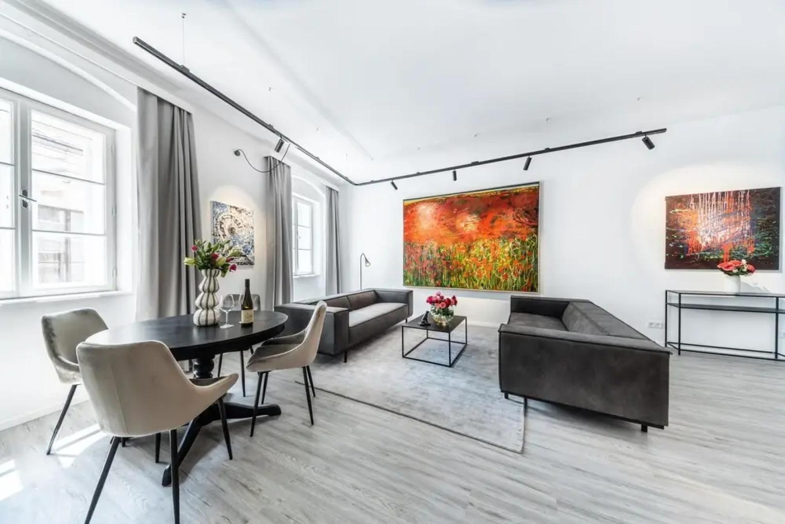 Deluxe Apartment Art Collection With King Bed and Air Conditioning