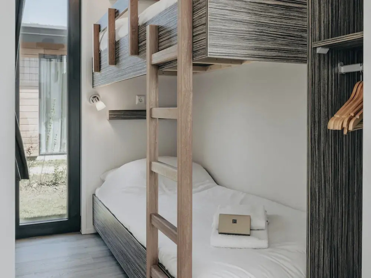 Luxury Lodge with 2 Bathrooms near Markermeer