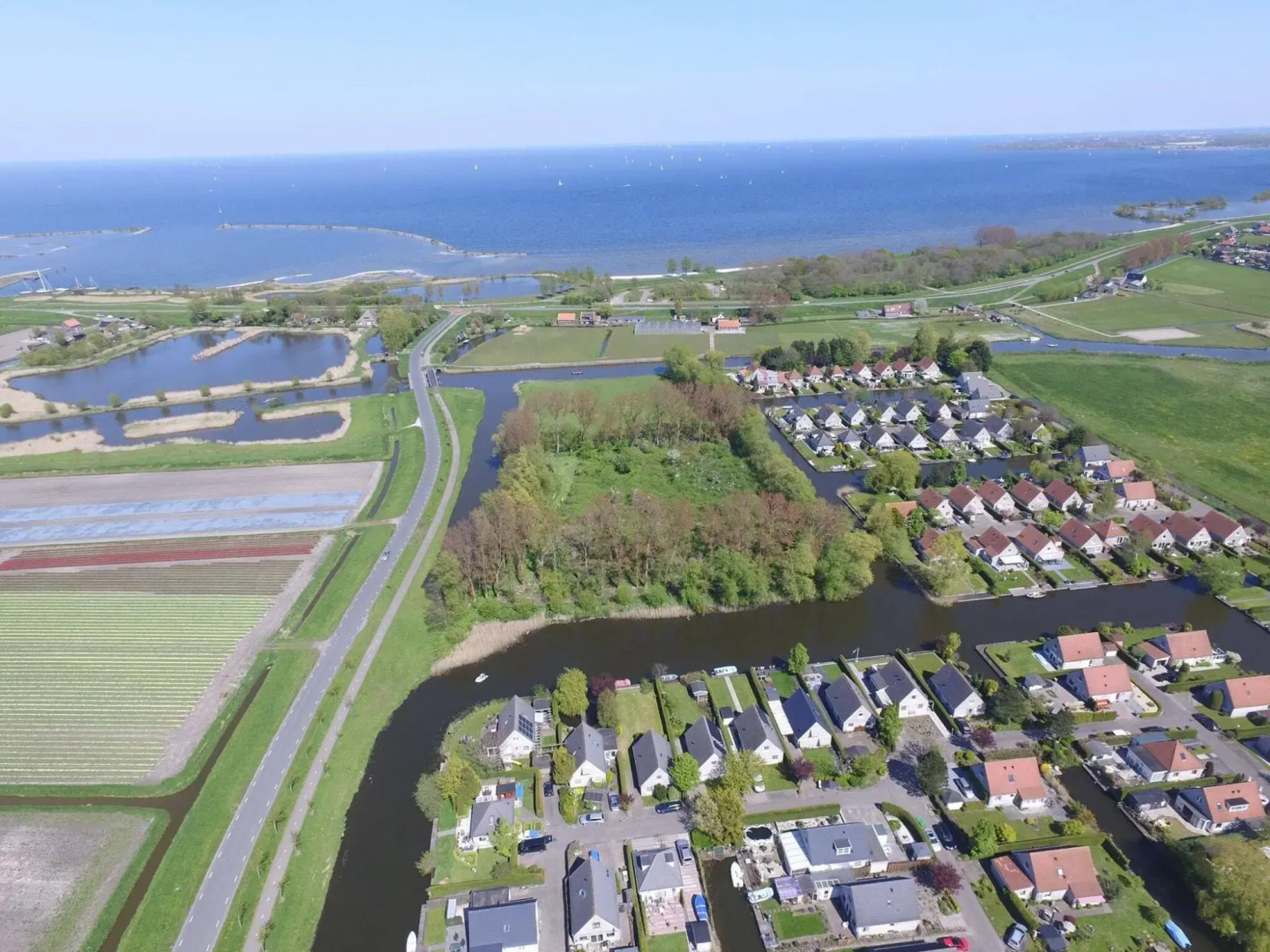 Comfy Bungalow With a Dishwasher, at the Water