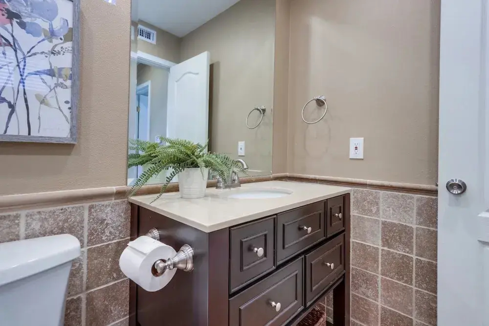 Beautiful Backyard Oasis 5 bedroom 3 Bathroom Home