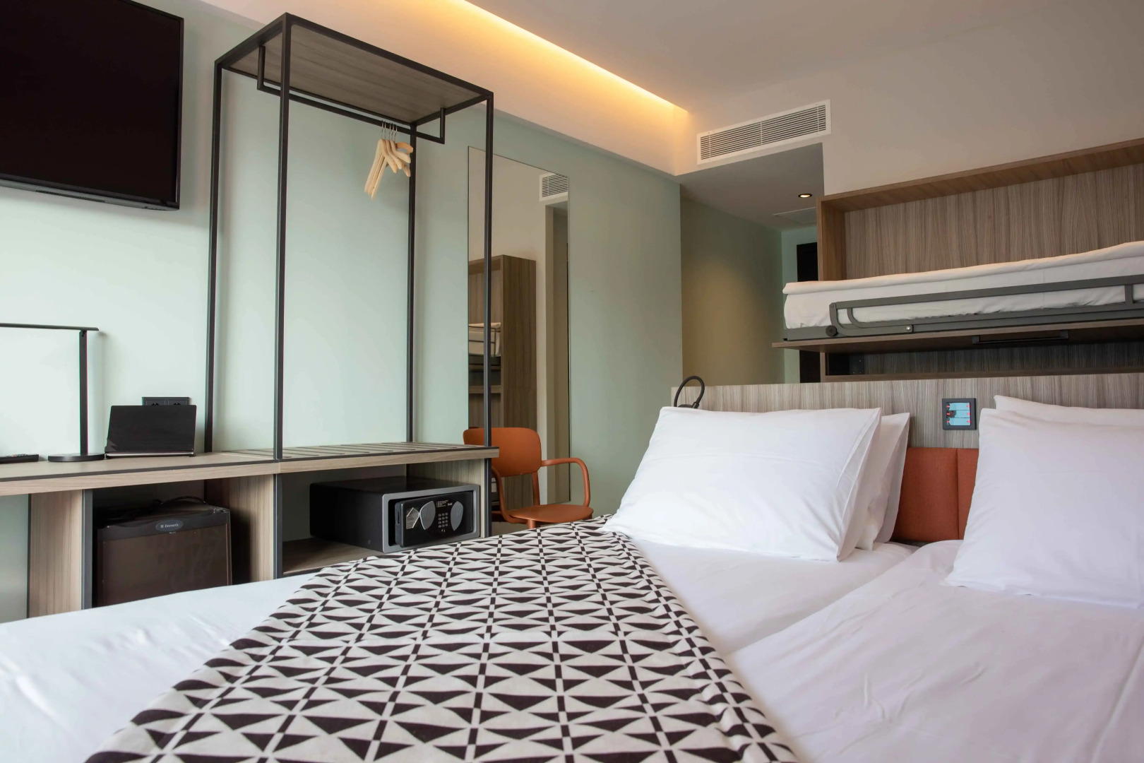 Casual Kubic Athens Hotel