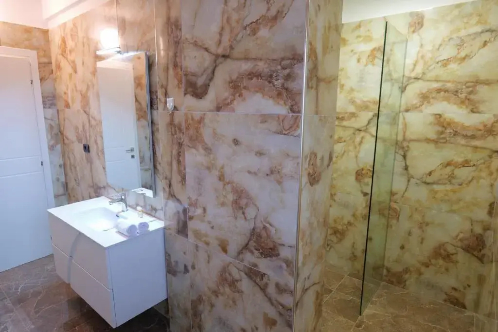 The Peak Hotel & Lounge