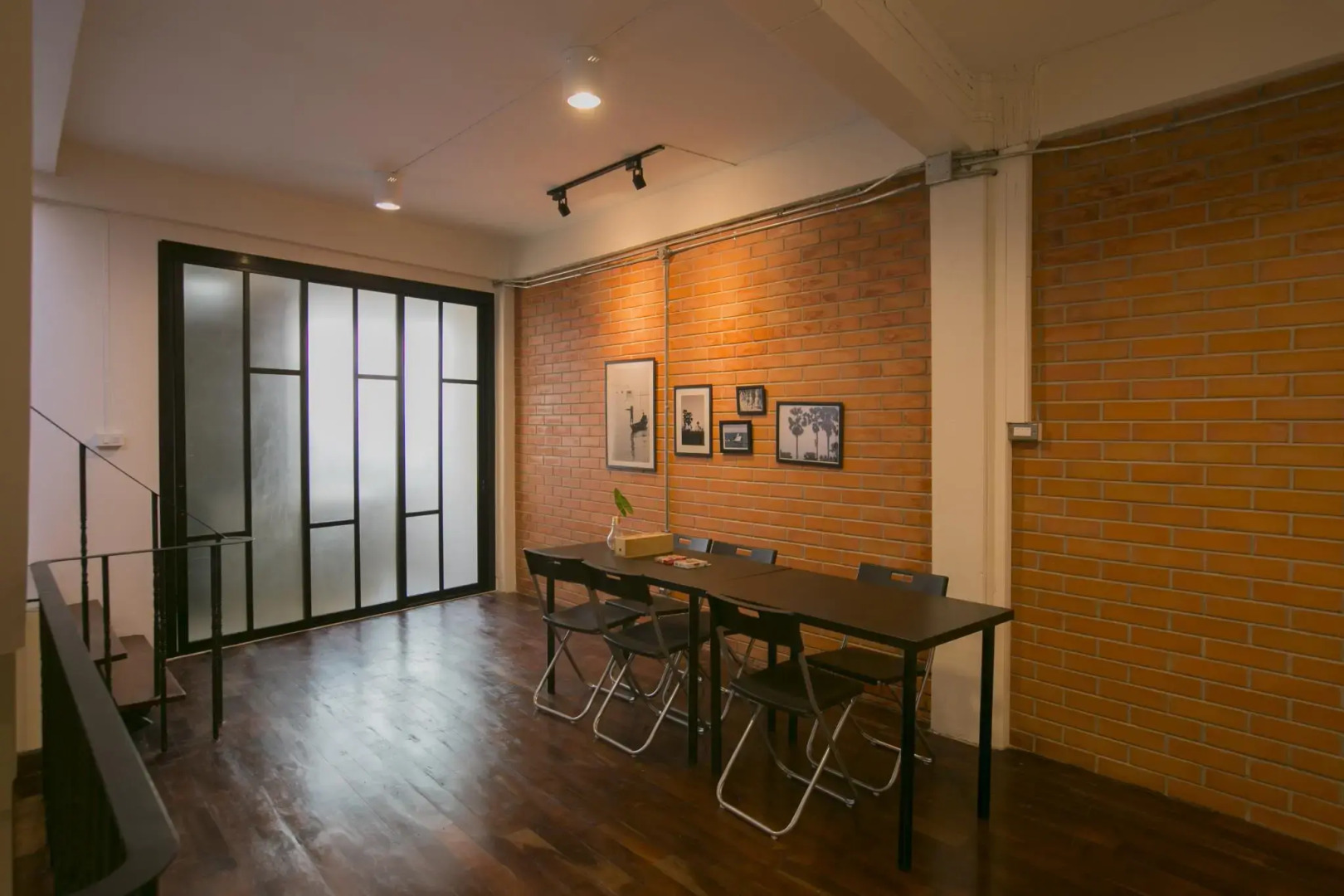 Chedi View Hostel & Rooftop Bar