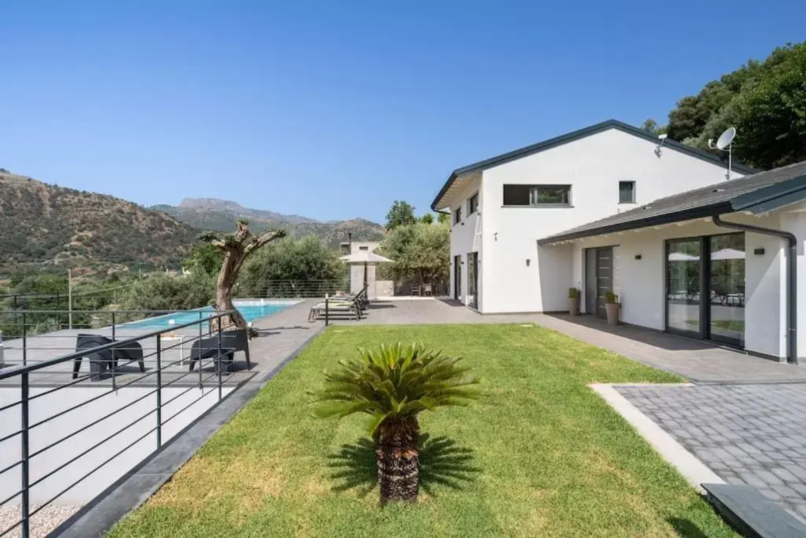 3 Bedroom Modern Villa, Pool, Savoca, East Sicily