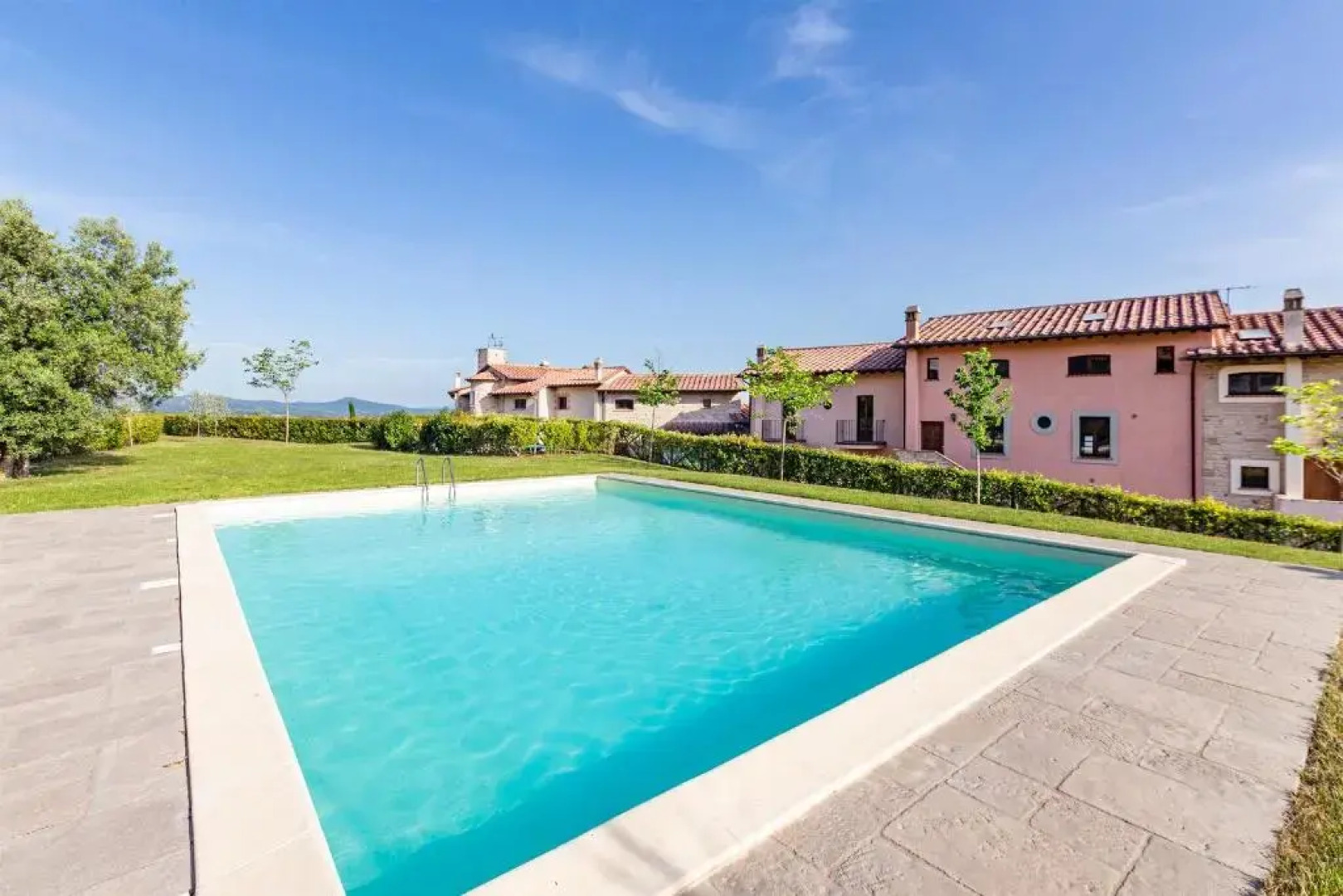 Bright Apt With Terrace and Shared Pool