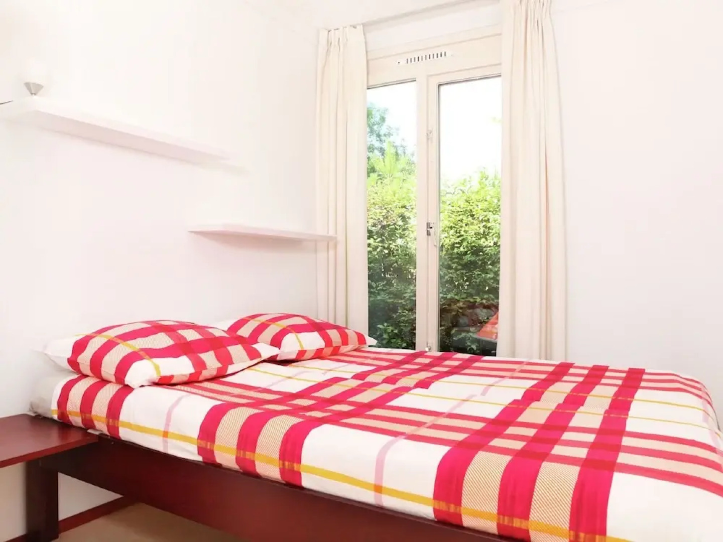 Comfortably Furnished Bungalow on Lake Veere