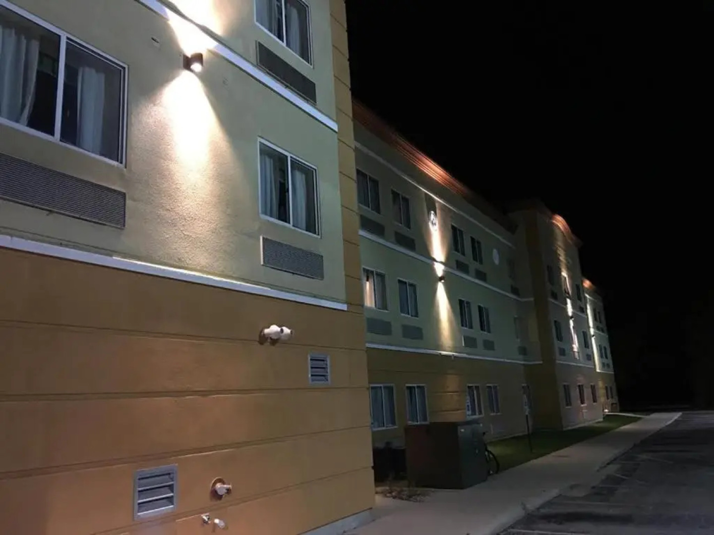 The Armada Inn & Suites Glendale Heights