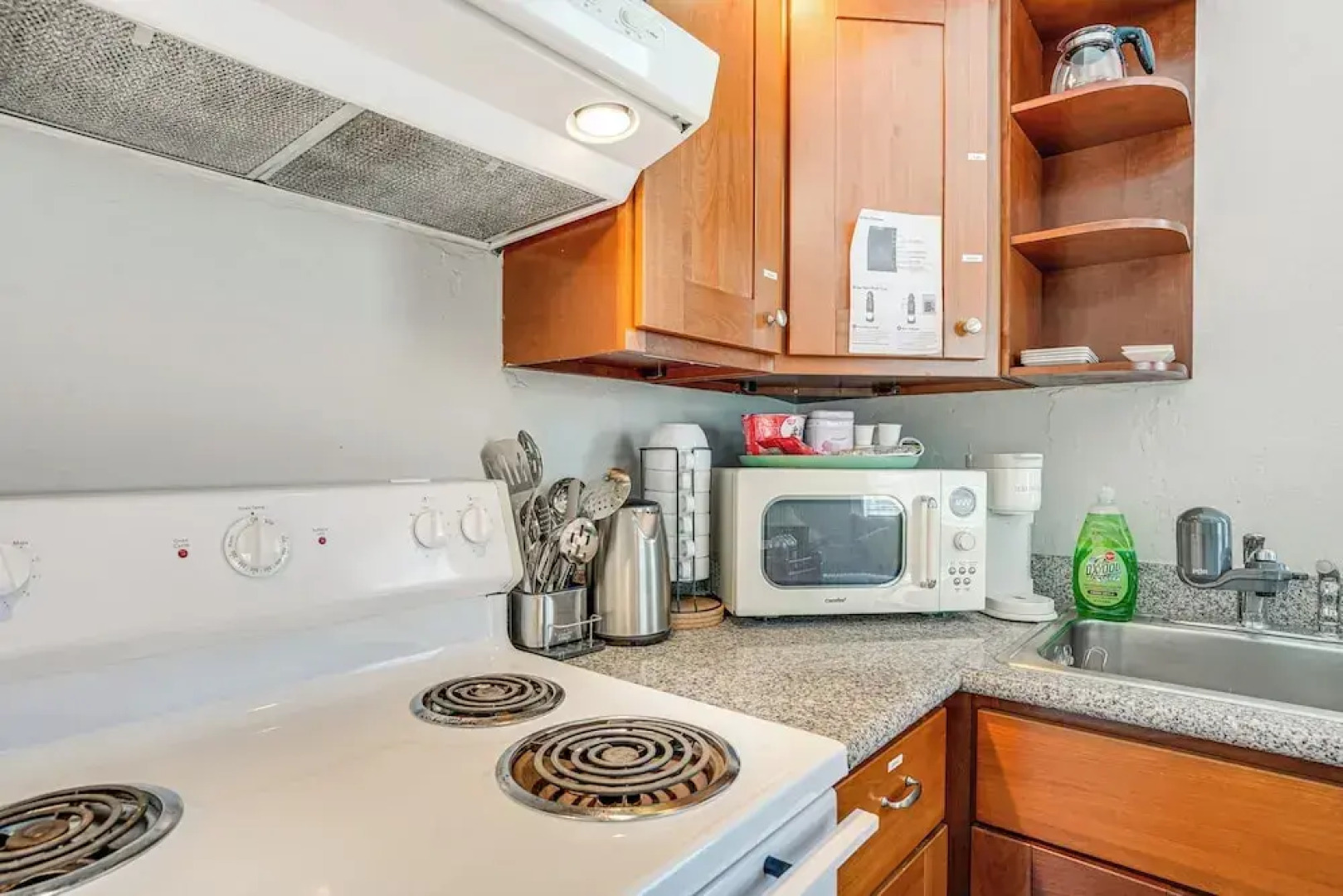 8 Mi to Bay Bridge: Couple's Getaway w/ Mtn Views!