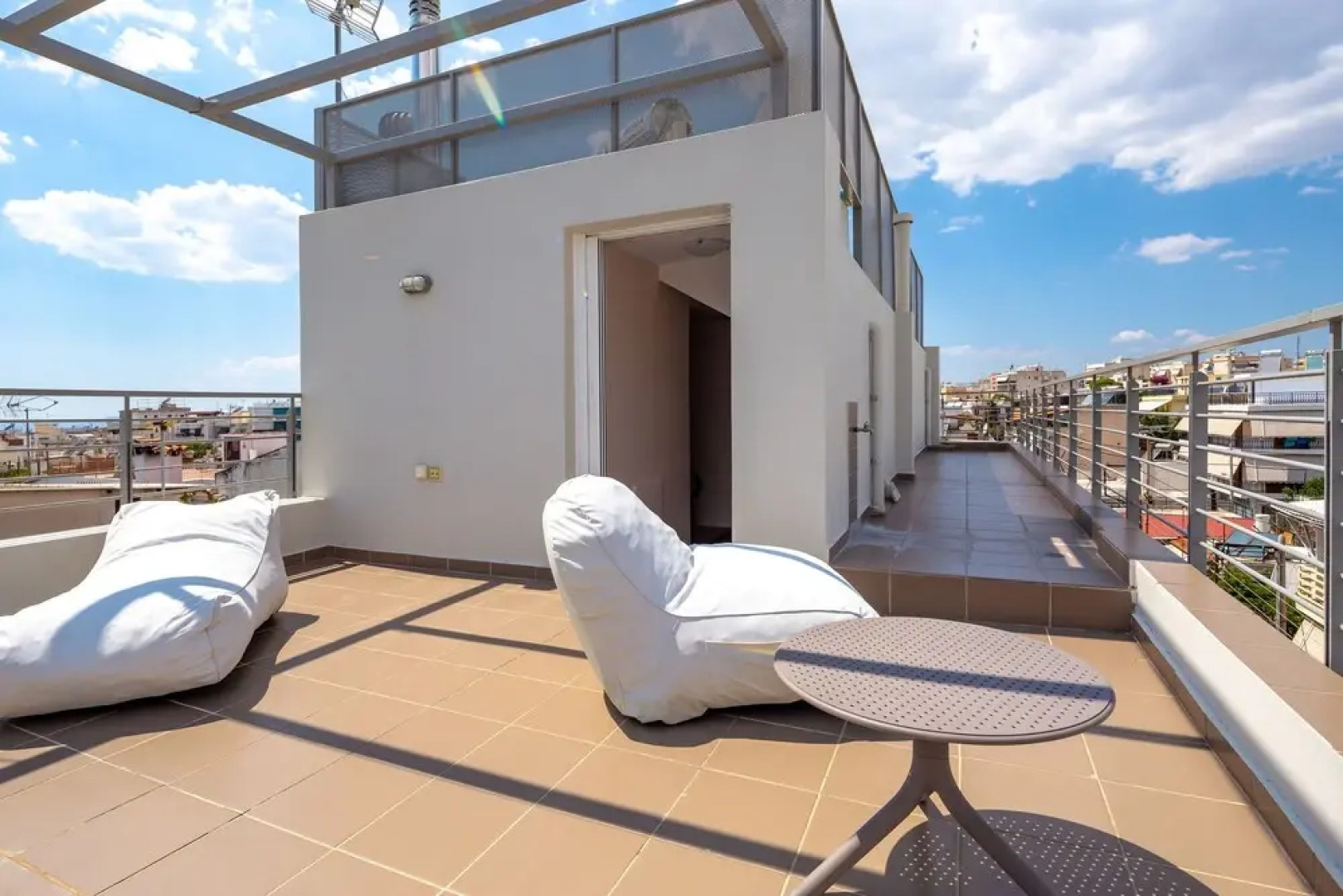 Solon - Deluxe City Center Apartment