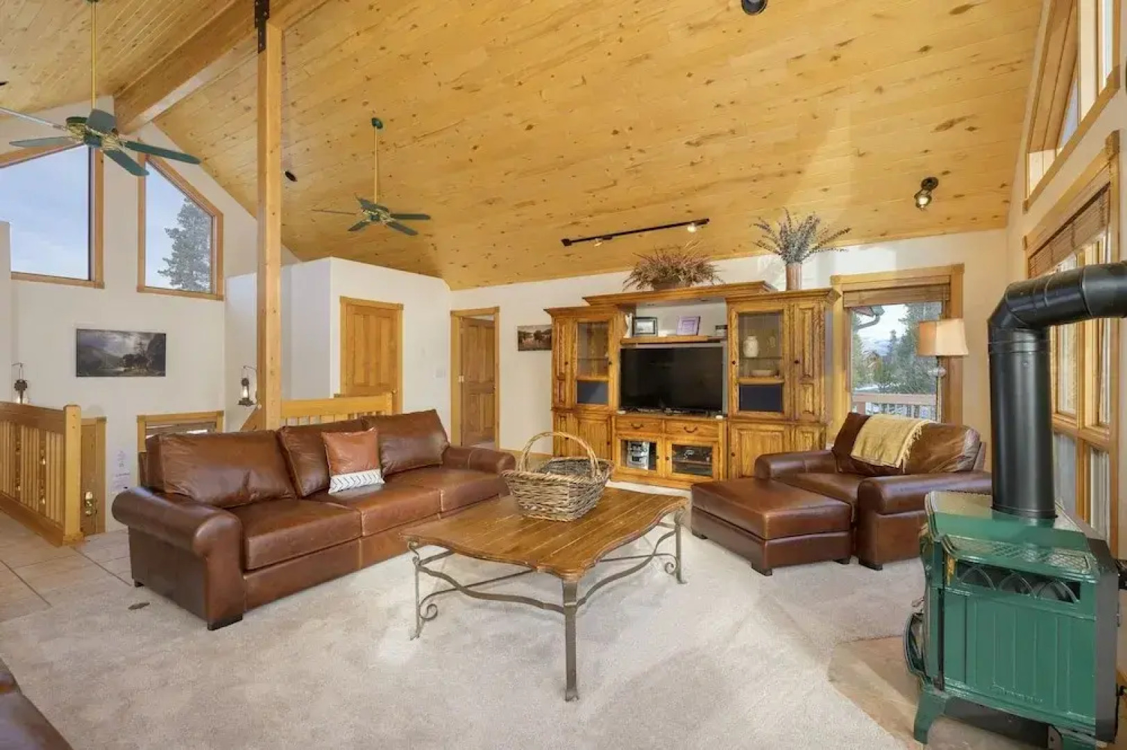 Mountain Peak 4 Bedroom Home by RedAwning