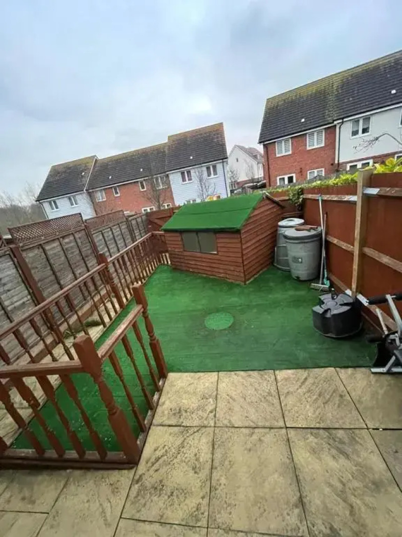 Charming 2-bed Terraced Home in Dartford