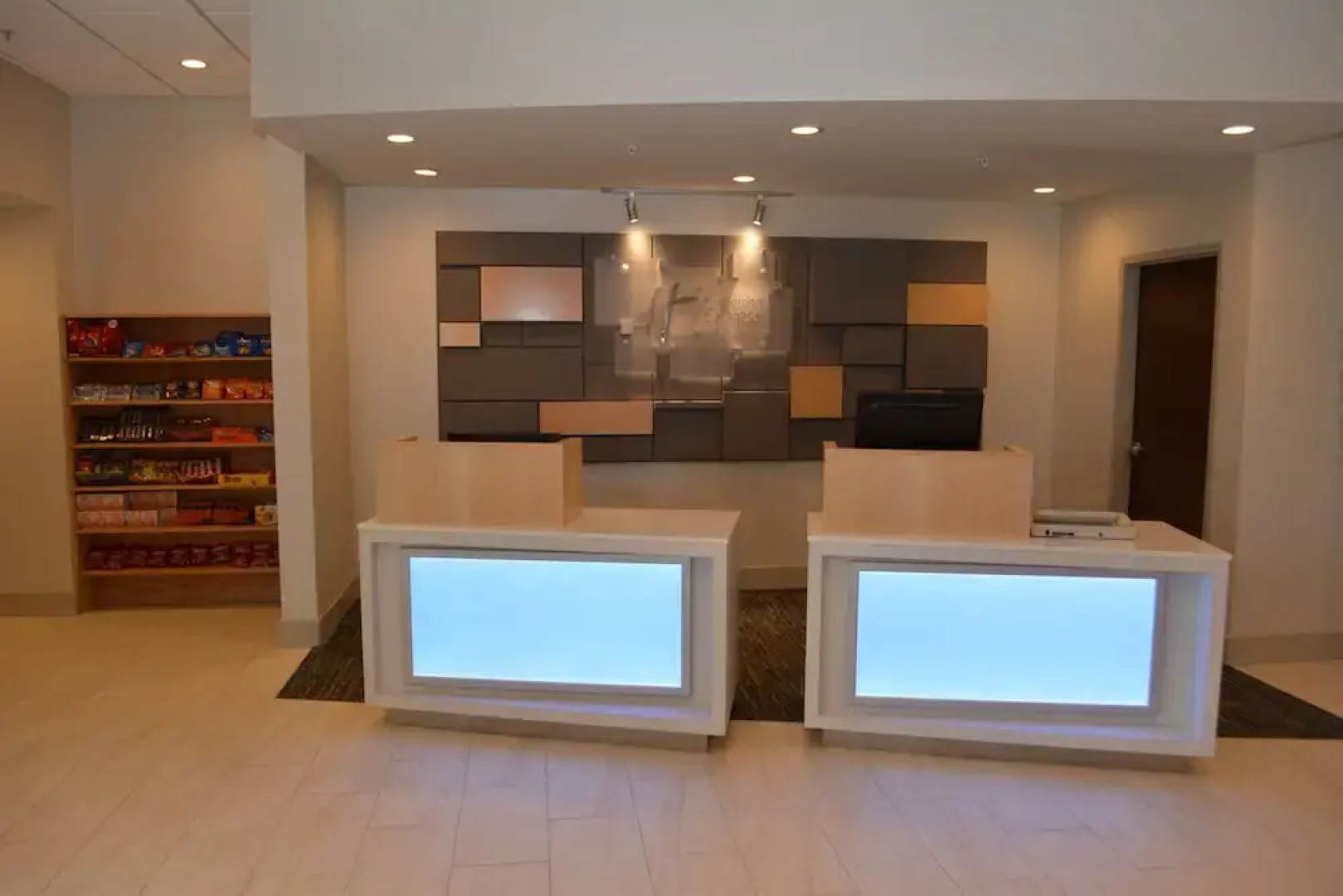 Holiday Inn Express & Suites Waterville - North, an IHG Hotel