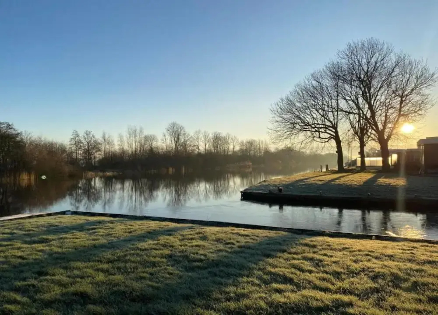 Tranquil Lakeside Stay for 4 Guests