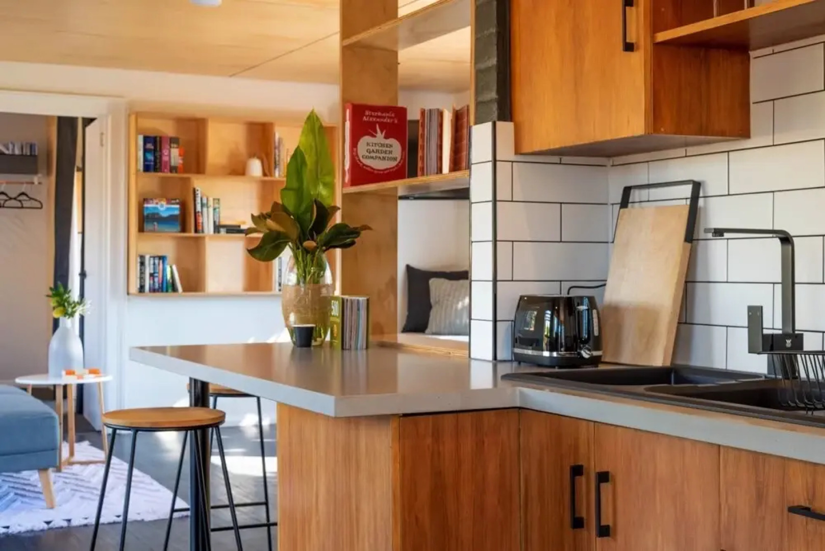 3 Bedroom Entertainer with Bungalow Next To Beach