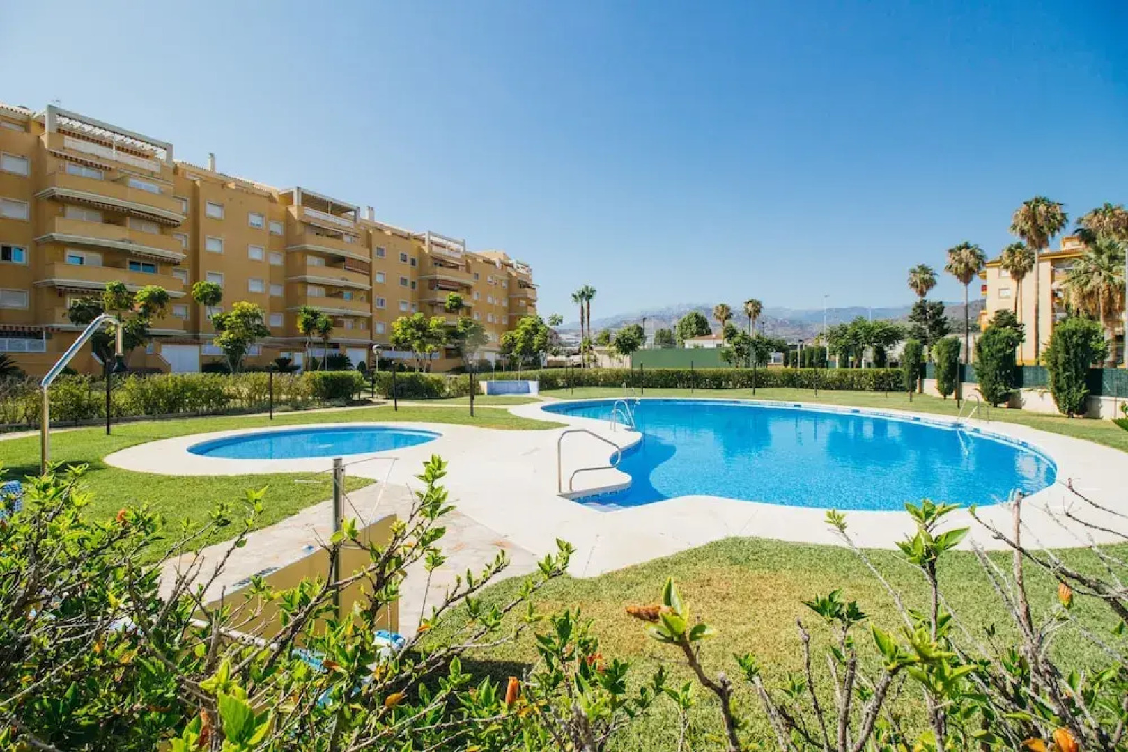 Espectacular residencial en 2ª linea Piscina/Tenis
