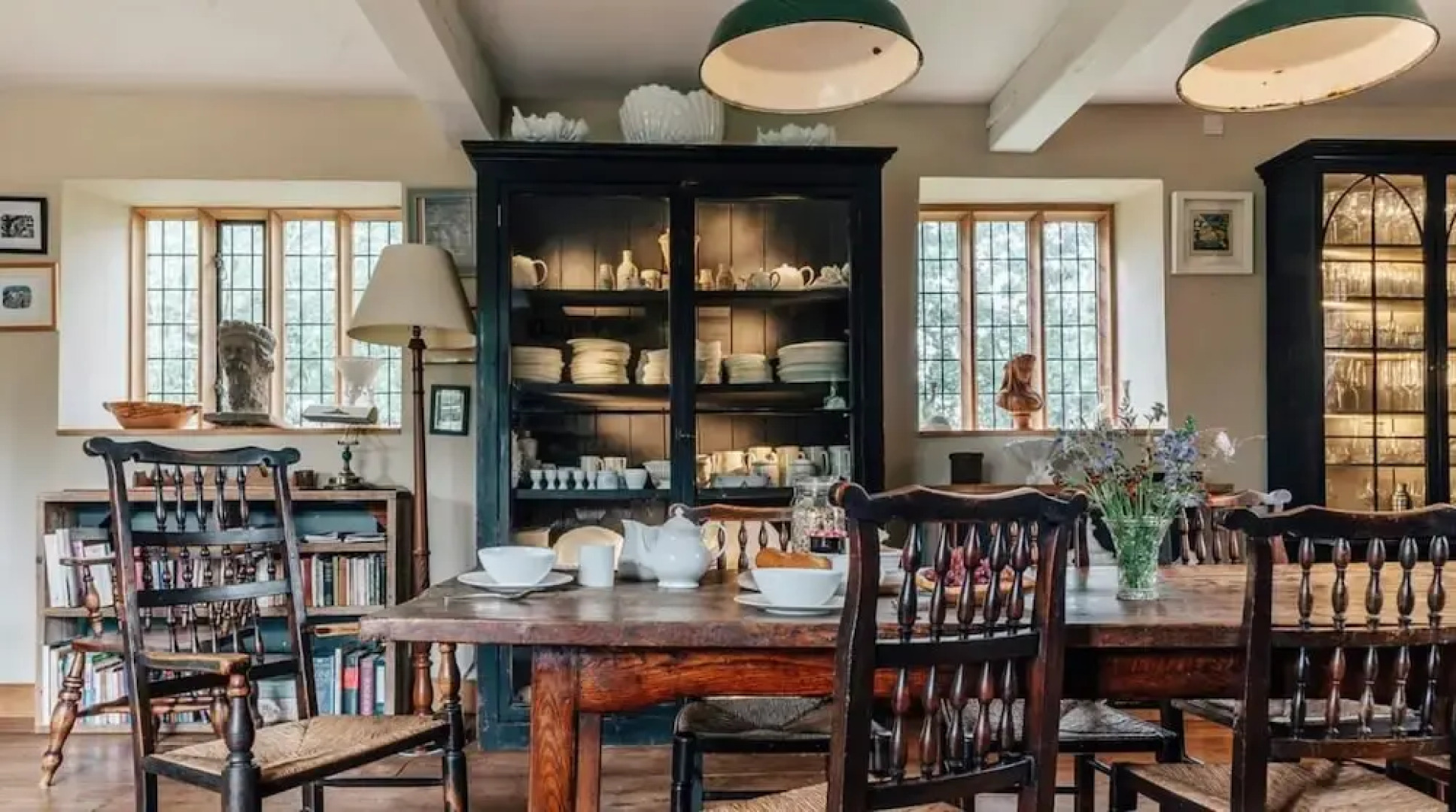 Lavish Tudor Hall Gardens - Sleeps 14