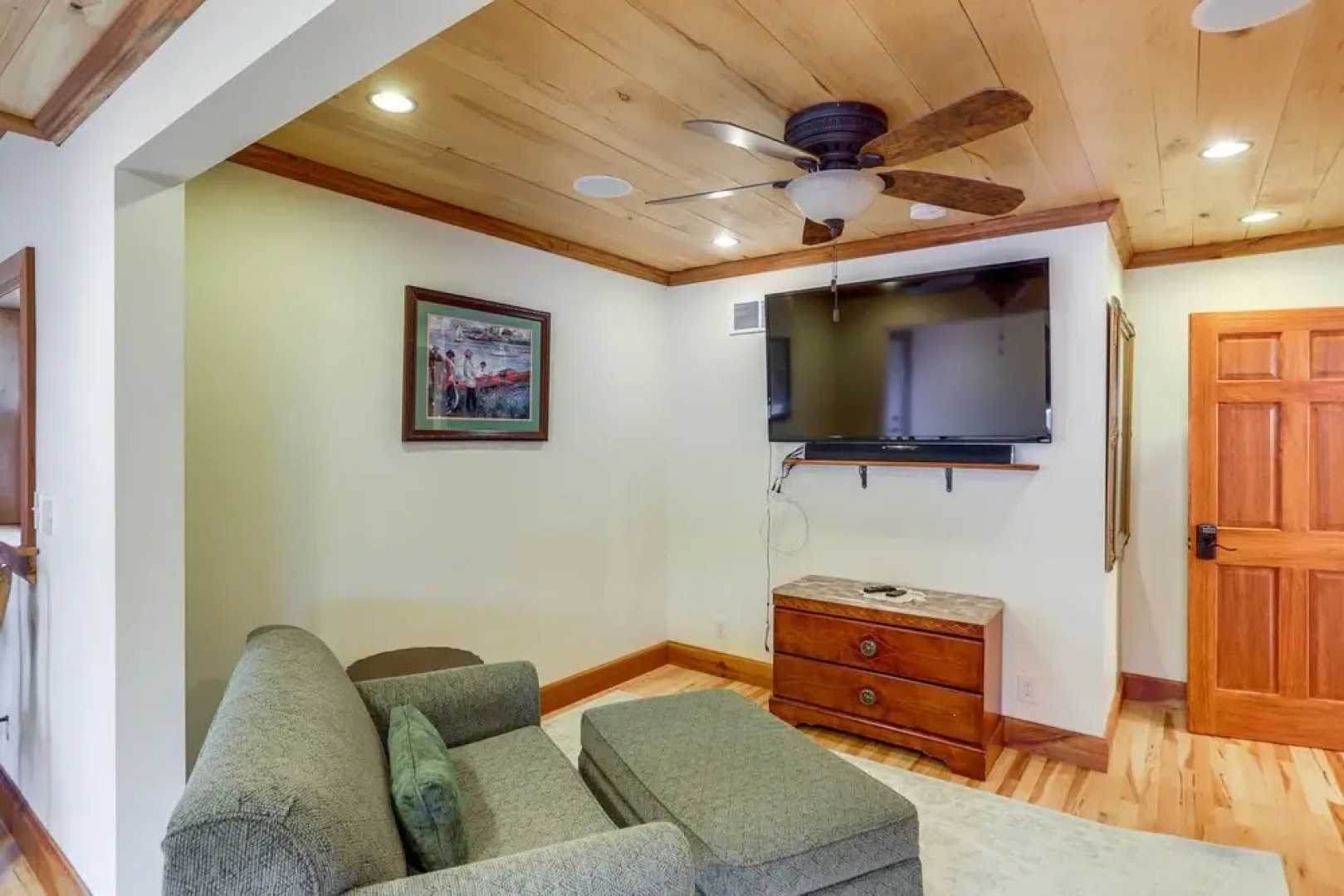 Warm & Cozy Mansfield Home: Deck, Gas Fire Table!