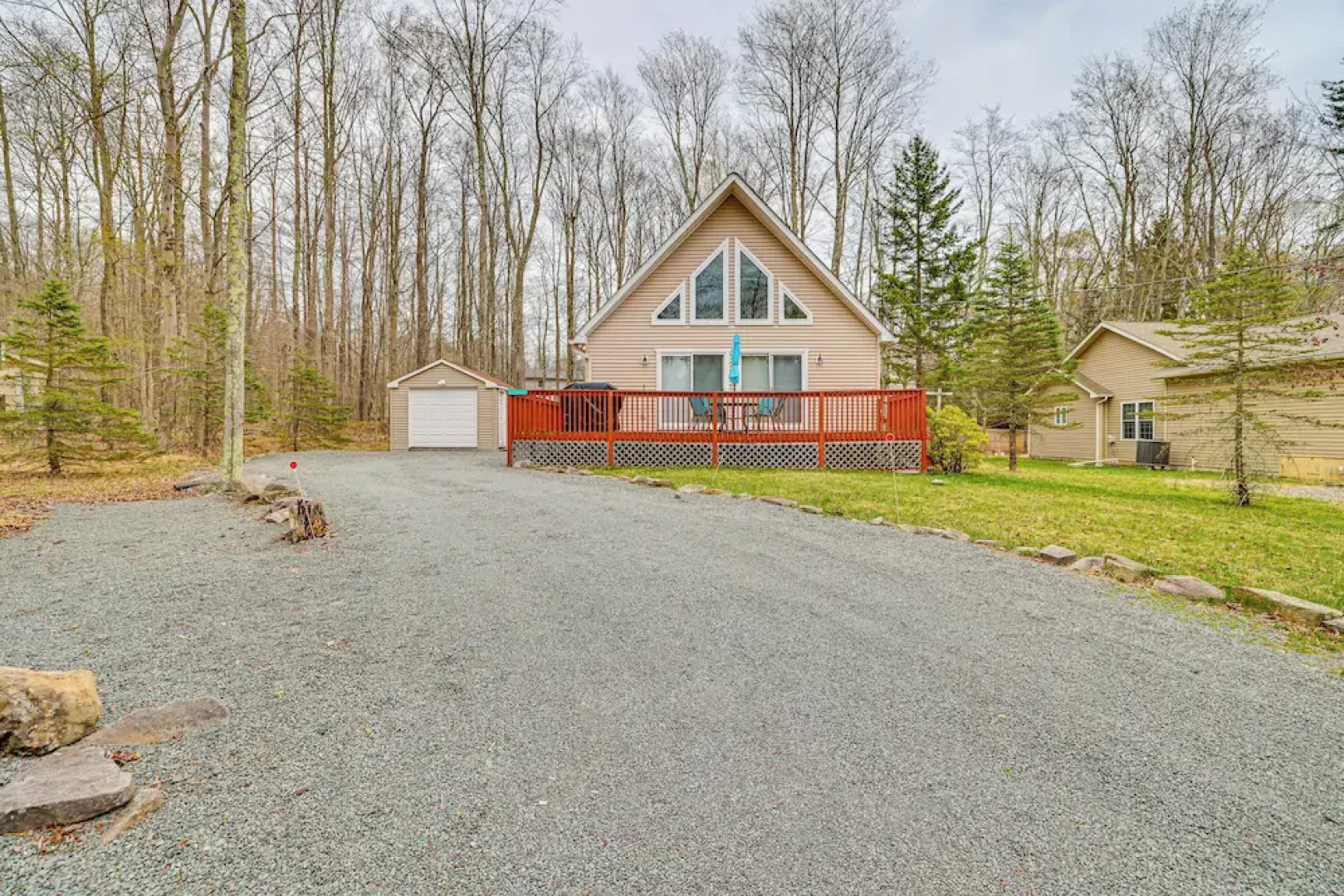 Hot Tub + Decks: Tree-lined Retreat in Pocono Lake