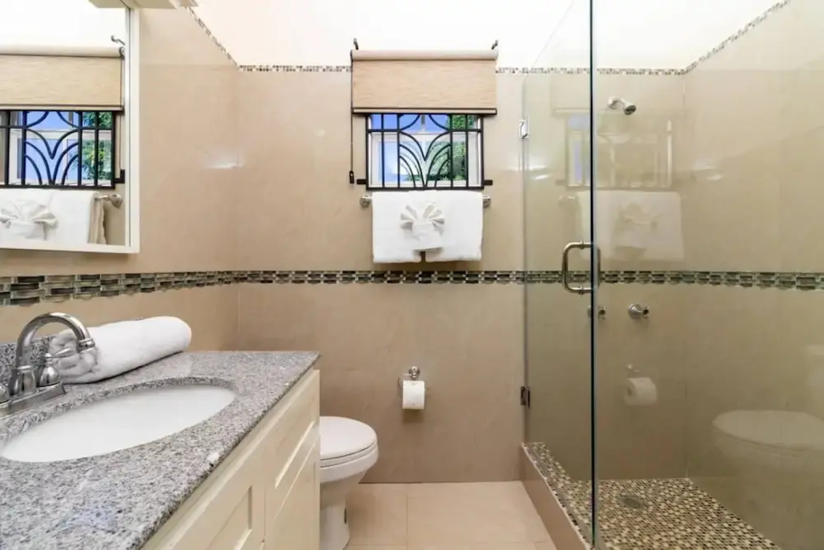 Private Pool Draxhall Gated Gym Tennis Full AC